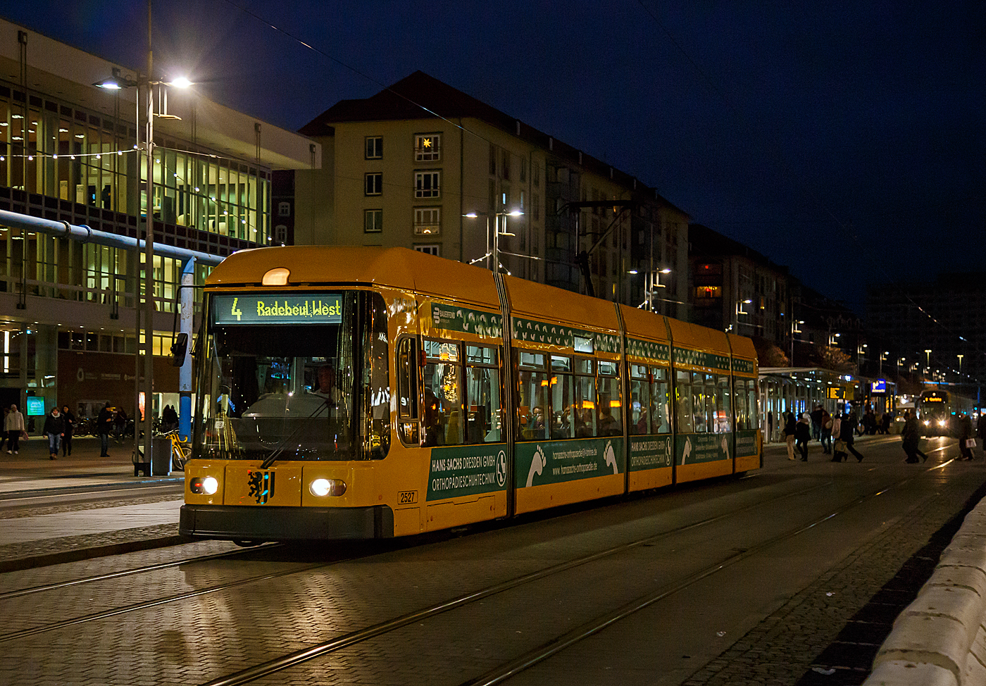 Der Niederflurgelenktriebwagen 2527 der Dresdner Verkehrsbetriebe AG (DVB) f�hrt am 06.12.2022 von der Station Altmarkt (beim Dresdner Striezelmarkt) als Linie 4 weiter in Richtung Radebeul West.

Der Treibwagen vom Typ NGT D 6 DD – ER (Niederflurgelenktriebwagen, Drehgestell, 6 Achsen, Typ Dresden, Einrichtungswagen bzw. f�r eine Fahrtrichtung) wurde 1997 von DWA in Bautzen /auch Siemens, ADtranz, DUEWAG waren beteiligt) gebaut.
