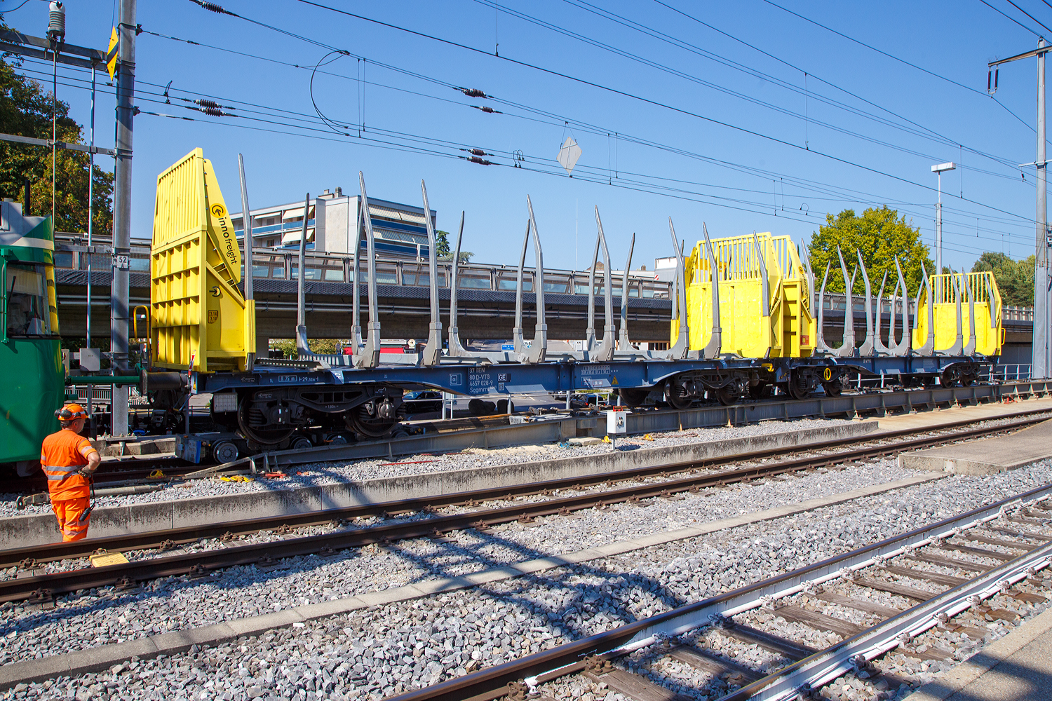 Der normalspurige leere 2 x vierachsiger Flachwagen in Sonderbauart (INNOFREIGHT Holz-Doppelwagen) 37 80 4657 028-9 D-VTG der Gattung Sggmrrs S240, am 07 September 2023 auf einer Rollbockgrube beim Bahnhof Morges. Das erste Drehgestell steht schon zwei schmalspurigen Rollböcken Ua 2xx vom Typ Vevey. 

Rangiert wird er von dem elektrischen Schmalspur Personentriebwagen MBC/BAM Be 4/4 12, mittels der speziellen Kuppelstange. Die BAM Triebwagen besitzen  +GF+-Kupplungen, für den Rollbock-Verkehr besitzen die Triebwagen aber auch die speziellen Kuppelstangen, die bei nicht Benutzung einfach zur Seite umgeklappt sind. Die zulässige Anhängelast beträgt 200 Tonnen auf 35 Promille Steigung.

Es werden immer die normalspurigen Wagons ans Triebfahrzeug gekuppelt, die Wagons sind miteinander weiterhin gekuppelt und der Zug steht fest mit seinen Achsen auf den Rollböcken (1 Rollbock je Achse) und zieht diese somit mit. Ein Rollbock ist 1,65 t schwer und trägt jeweils eine Normalspur-Wagonachse mit einer maximalen Achslast von 22,5 t.
