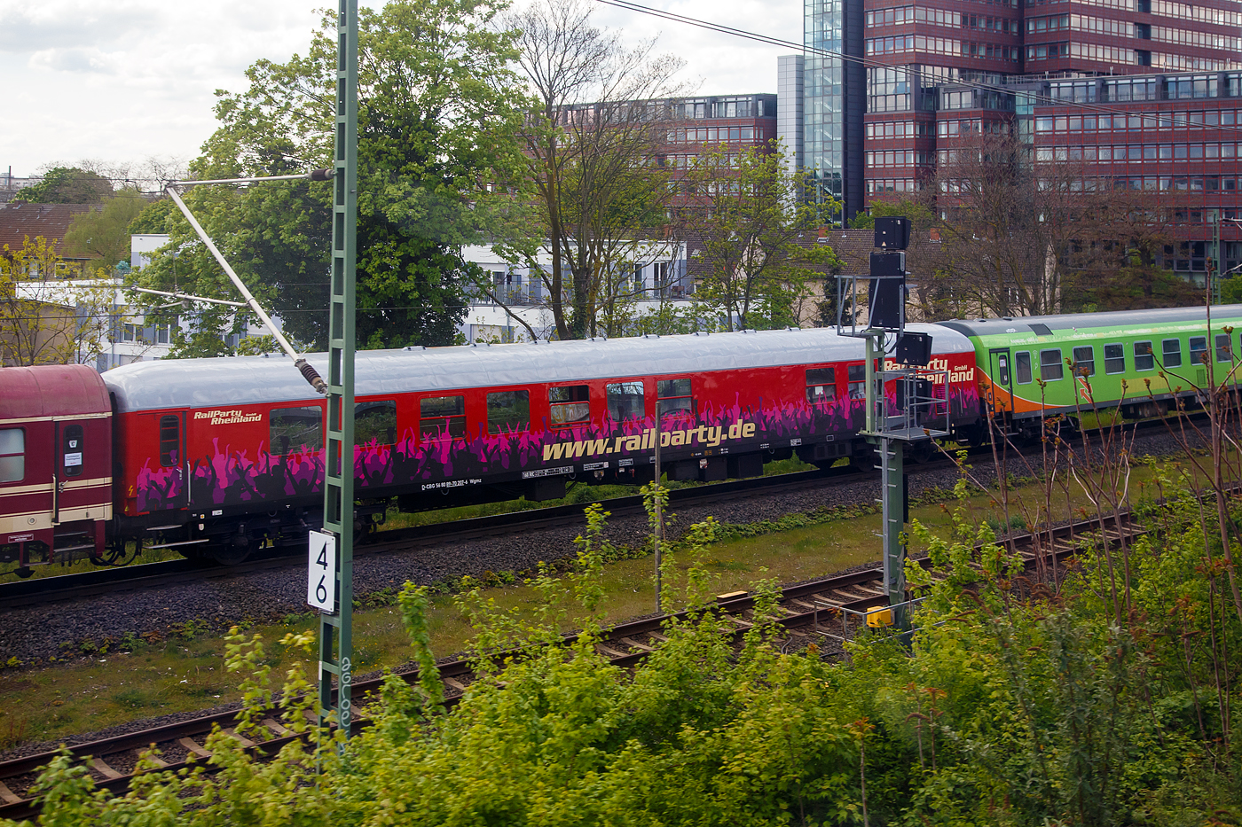 Der Partywagen D-CBG 56 80 89-70 207-6 der Gattung Wgmz der RailParty Rheinland GmbH (Jüchen), eingestellt durch die CBG-Centralbahn (Mönchengladbach) die auch der ehem. Eigentümer des Wagen war oder noch ist, am 30.04.2023 im Zugverband in Köln-Deutz, aus einem Zug heraus fotografiert, leider mit zwei Masten davor.

Übrigens, im Juni 2017 sah der Wagen noch so aus:
http://hellertal.startbilder.de/bild/Deutschland~Wagen~Personenwagen/561961/wgmz-gesellschaftswagen-d-cbb-56-80-89-70.html
