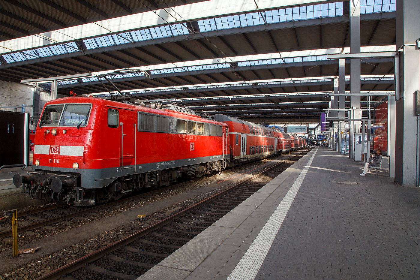 Der RB16 (M�nchen–Treuchtlingen) der DB Regio Bayern am 28 M�rz im Hauptbahnhof M�nchen, im Sandwich zweier 111er. Hier die f�hrende 111 110 (91 80 6111 110-3 D-DB), am Zugschluss war die 111 188.

Die 111 110 wurde 1978von Henschel in Kassel unter der Fabriknummer 32163 gebaut und an die Deutsche Bundesbahn geliefert.