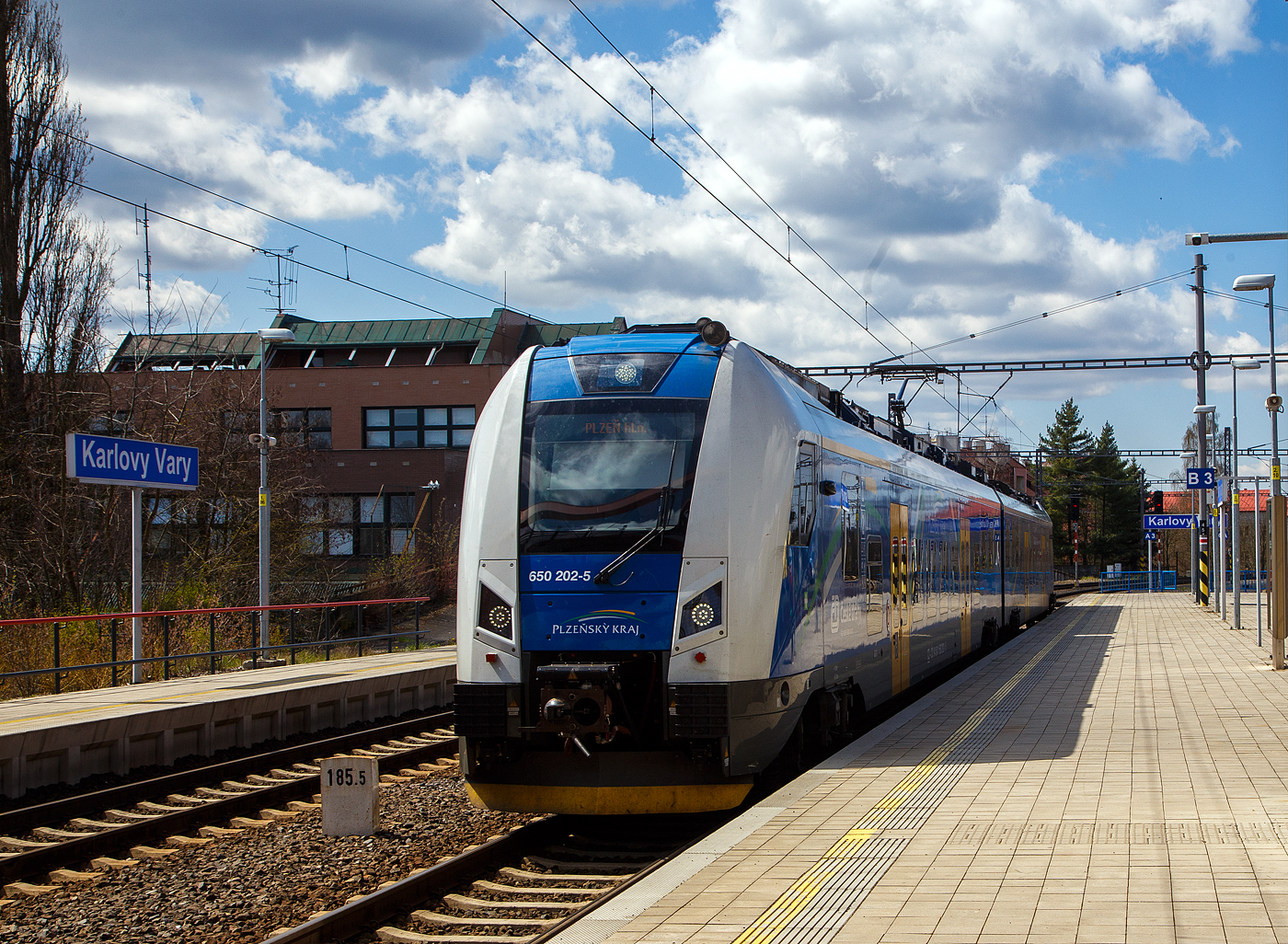 Der RegioPanter 651 202-5/ 650 202-4 (CZ-ČD 94 54 1 651 202-5 / CZ-ČD 94 54 1 651 202-4), ein zweiteiliger Zweisystem-Elektrotriebzug (3 kV DC und 25 kV, 50 Hz~) vom Typ Škoda 15 Ev, der České dráhy (ČD) / Plzeňský Kraj (deutsch Pilsner Region) erreicht am 19.04.2023 als Sp (Spěšný vlak / Eilzug) von Pilsen via Cheb kommend den Zielbahnhof Karlovy Vary (Karlsbad). Gleichdrauf steht er dann zur Rückfahrt als Sp 1667 nach Plzeň hlavní nádraží (Pilsen Hbf) via Cheb zur Abfahrt bereit..

Der Triebzug wurde 2020 von Škoda Vagonka in Ostrava unter den Fabriknummern 00691 und 00692 gebaut. Die Škoda Vagonka in Ostrava war die ehemalige ČKD Vagónka, Vagónka Studénka bzw. Vagónka Tatra Studénka.
