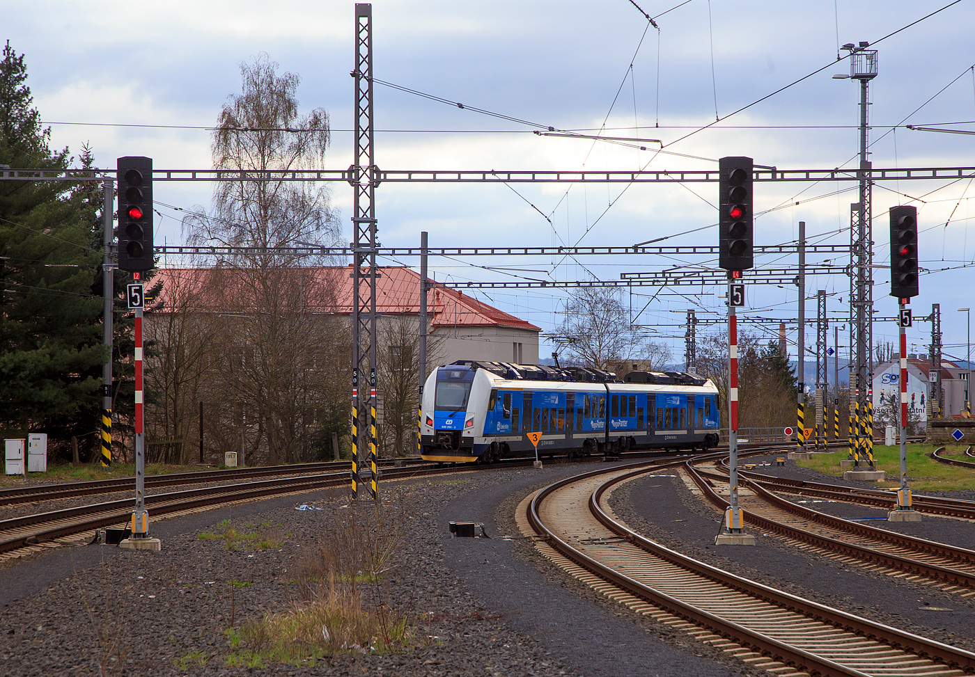 Der RegioPanter 651 203-2 / 650 203-3 (CZ-ČD 94 54 1 651 203-2  / CZ-ČD 94 54 1 650 203-3), ein zweiteiliger Zweisystem-Elektrotriebzug (3 kV DC und 25 kV, 50 Hz~) vom Typ ¦koda 15 Ev, der České dráhy (ČD) / Plzeňský Kraj (deutsch Pilsner Region) verlässt am 18.04.2023, als Sp nach Pilsen (Plzeň) via Cheb (Eger), den Bahnhof Karlovy Vary (Karlsbad oberer Bahnhof).

Der zweiteiliger zweisystemfähiger (3 kV DC und 25 kV, 50 Hz~) Elektrotriebzug vom Typ ¦koda 15Ev/HV14 wurde 2021 von ¦koda Vagonka a.s. in Ostrava (ex ČKD Vagónka Studénka) gebaut.

Die einstöckigen Elektrotriebzüge RegioPanter stellen eine völlig neue Generation von modernen Niederflur-Fahrzeugen dar. Sie werden mit einem Stromsystem (3 kV DC) und mit zwei Stromsystemen (3 kV DC und  25 kV / 50 Hz AC) bei der wie die hier gezeigten BR 650 / 651 angeboten. Die ČD hat zwei- und dreiteilige Einheiten bestellt, laut Hersteller sind bis zu sechsteilige Kompositionen möglich. Bis zu vier Wagenzüge sind kuppelbar. Die BR 650.2 / 651.2 werden als Typ ¦koda 15 Ev und sind gegenüber der BR 650.0 / 651.0 (¦koda 7 Ev) modifiziert. Beide Wagenteile sind jeweils mit einem Triebdrehgestell mit zwei Asynchronmotoren und einem üblichen Laufdrehgestell ausgestattet. Im Vergleich zu den vorhanden Zwei-Wagen-Zügen verbraucht der Zug RegioPanter bis um eine Hälfte  weniger Strom, und zwar auch dank des Systems der Energierückgewinnung, die beim Bremsen entsteht. Die einstöckige regionale Einheit ist als ein völlig durchgängiger Zug konzipiert, d.h. ohne Innenzwischenwände und Türen.  Offen ist auch der Übergang zwischen den Wagen. Die meiste elektrische Ausrüstung befindet sich auf dem Dach, wodurch sich der Fahrgastraum erheblich erweitert. Die Drehstrom-Traktionsmotoren vom Typ ¦koda ML 3942 K/4 besitzen eine Leistung von je 340 kW.

TECHNISCHE DATEN:
Spurweite: 1.435 mm
Achsformel: Bo‘2‘+2‘Bo‘
Länge über Kupplung: 52.900 mm
Breite: 2.820 mm
Höhe: 4.260 mm
Drehzapfenabstand: 19.000 mm
Achsabstand im Drehgestell: 2.400 mm
Raddurchmesser: 850 (neu) / 770 mm (abgenutzt)
Dauerleistung: 1.360 kW (4 x 340 kW)
Höchstgeschwindigkeit: 160 km/h 
May. Beschleunigung: 1,1 m/s²
Stundenzugkraft: 131 kN
Kleinster befahrbarer Gleisbogen: 125 m
Stromsystem: 3 kV DC und  25 kV / 50 Hz AC
Leergewicht: 102,8 t
Anzahl der Sitzplätze: 140, davon  8 in der 1. Klasse
Anzahl der Stehplätze: 183
Plätze für Fahrräder/Kinderwagen: 9 / 4
