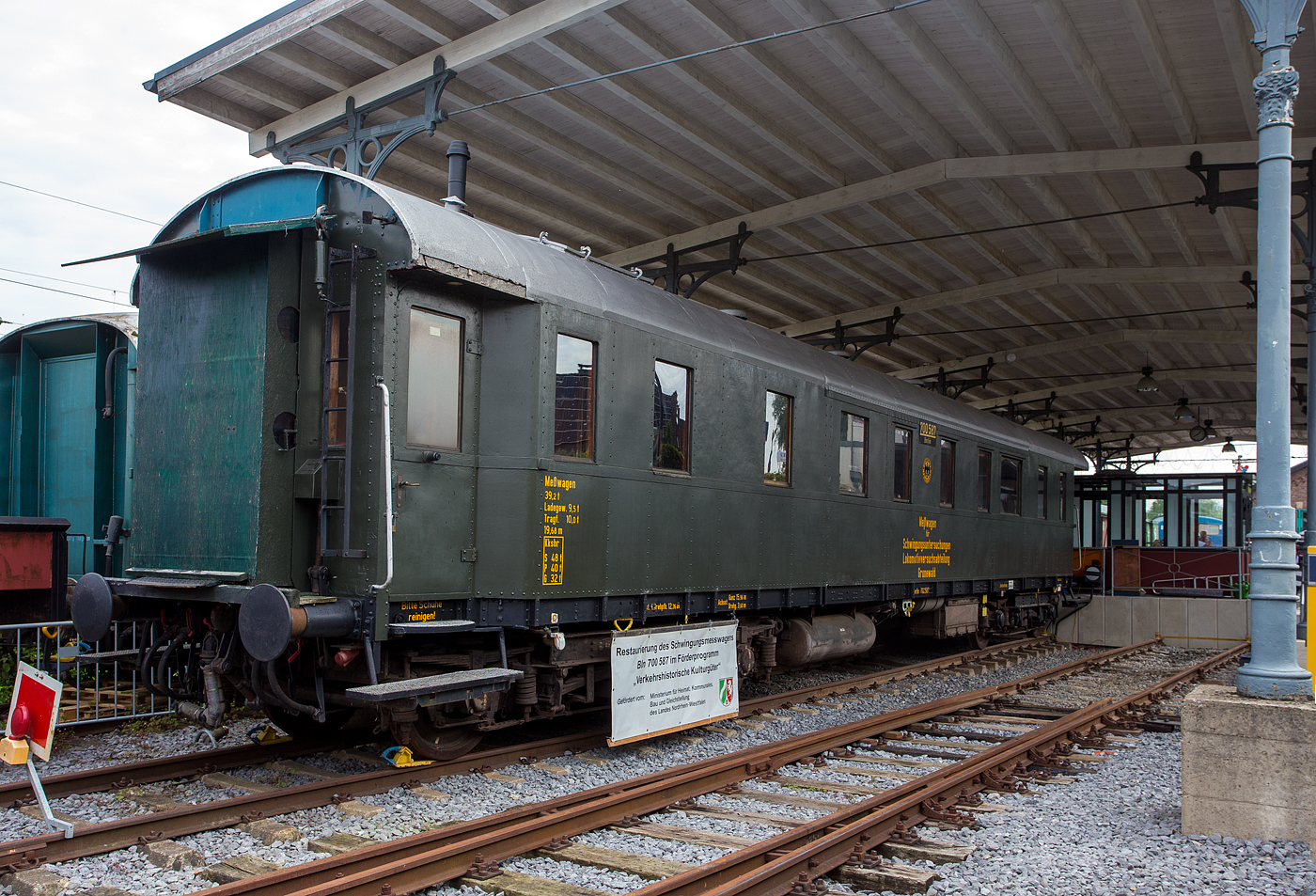 Der restaurierte historische DRG Meßwagen für Schwingungsuntersuchungen Lokmotivversuchsabteilung Grunewald, (Berlin) Bln 700 587, vom berühmten Lokomotiv- Versuchsamtes (LVA) in Berlin Grunewald, am 26 Mai 2024 beim Lokschuppen Hochdahl vom Eisenbahn- und Heimatmuseum Erkrath-Hochdahl e.V..

Bei dem Wagen handelt es sich um einen 1928 von der Sächsischen Waggonfabrik Werdau gebauten Wagen, der von der Lokomotivversuchsabteilung Grunewald für lokomotivtechnische Untersuchungen genutzt wurde. Die Arbeiten wurden im Rahmen des Förderprogramms „Verkehrshistorische Kulturgüter“ durch die NRW-Landesregierung gefördert.

Ursprünglich war der Wagen 1928 von der Sächsischen Waggonfabrik Werdau (die im gleichen Jahr mit Linke-Hofmann-Busch fusionierte) als Packwagen Pw4ü-28  Ost 90203, ein genieteter Einheitsschnellzugwagen (Ganzstahlwagen der Bauart 28), für die DRG gebaut worden. Aber bereits 1930 wurde er zum Meßwagen für Lauf- und Schwingungsforschung 105 136 Ost, für das Lokomotiv-Versuchsamt Grunewald (LVA) umgebaut. Nach dem 2. Weltkrieg wurde das LVA in der Bundesrepublik Deutschland zunächst in Göttingen als Bundesbahn-Zentralamt (BZA), später in Minden sowie in München fortgesetzt. Der Meßwagen (der Gattung Dienst4ü) wurde 1934 zum DRB Bln 700587 (Berlin 700 587) umgezeichnet. 

Dieser Wagen verblieb nach dem Krieg im Westen und wurde so zum Meßwagen DB Han 729 031 der Deutschen Bundesbahn beim BZA Göttingen. Ab 1952 dann DB Han 5044 der Gattung Meßwagen 318 vom BZA Minden (Westf.), später 51 80 99-60 010-9 D-DB. Weitere Nummer, Bezeichnungen und Gattungen waren:
Köl 5406 Unterrichtswagen 338 bzw. Eignungstestwagen 348
60 80 99-69 901-9 D-DB Unterrichtswagen 338 beim Bww Köln-Deutzerfeld

So hatte der fast 100jährige Wagen ein bewegtes vielfältiges Leben, aktuell befindet er sich im Besitz nun vom Eisenbahn- und Heimatmuseum Erkrath-Hochdahl. Von Messeinrichtung ist im Wagen nichts mehr zu sehen, nur im Fußboden verlaufen noch viele Kabel. 

TECHNISCHE DATEN (laut Anschriften): 
Spurweite: 1.435 mm (Normalspur)
Achsanzahl: 4 (in 2 Drehgestellen)
Länge über Puffer: 19.680 mm 
Drehzapfenabstand: 12.360	mm
Achsabstand im Drehgestell: 3.600 mm  
Drehgestell Bauart: Drehgestelle Bauart Görlitz II
Eigengewicht: 39.200 kg 
Max. Zuladung: 9.500 kg
Tragfähigkeit: 10.000 kg

Die Drehgestelle der Bauart Görlitz II wurden 1925 von der damaligen Waggon- und Maschinenbau AG (WUMAG) in Görlitz ursprünglich für die Wagen des FD Rheingold entwickelt, um den Reisenden besondere Laufruhe zu bieten. Sie wurden später auch für die Schnellzugwagen der Bauart 28 verwendet. Der Achsstand beträgt wie beim Vorgänger (Görlitz I) 3.600 mm. Die Drehgestelle verfügen über Wiegen, die auf in Längsrichtung angeordneten Blattfedern gelagert sind, zudem verfügt die Bauart Görlitz II über eine zusätzliche Federung. Anfangs wurden Torsionsfedern, später (wie hier) Schraubenfedern verwendet.
