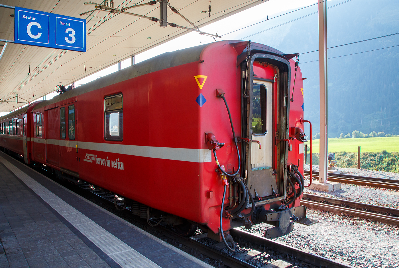 Der RhB DS 4221 Gepäck- und Heizwagen, ex Gepäckwagen RhB D 4221, am 07 September 2021 im Zugverbund im Bahnhof Disentis/Mustér.

Die RhB stellte 1980 im Anschluss an die Lieferung der Einheitswagen EW II mit den 8 Stück der Serie D 4219-4226 ihre jüngste Serie Gepäckwagen in Dienst, die von SWS/SWP gebaut wurden. Sie prägen heute noch gemeinsam mit den EW I und II das Bild der Züge auf der Albulabahn bzw. das zahlreicher Stammnetz-Züge.

Auf der Albula-Strecke der RhB verkehren zum Teil lange Personenzüge mit klimatisierten Wagen. Der Energiebedarf Sommer wie Winter kann durch die Zugsammelschiene mit 300 V nicht immer ausreichend abgedeckt werden. Als Zwischenlösung, bis zum Vorhandensein einer 1000-V-Zugsammelschiene in den Zügen, wurden 7 Gepäckwagen der Serie D 4219 – 4226 (Inbetriebnahme: 1980) zu sogenannten „Heizwagen“ umgebaut, der Begriff sollte eher Energiewagen lauten. Die Wagen werden nun in Zugsmitte eingereiht und gestatten die Trennung der Energieversorgung des Zuges: die vorderen Wagen durch die Lokomotive, die folgenden durch den Heizwagen. Die Wagen erhielten einen Pantografen und Hauptschalter, dazu musste das Dach angepasst werden. Zusätzlich wurde ein Transformator unter dem Wagenkasten eingebaut. Im Innenraum wurde ein Schaltschrank installiert. Diese Gepäck- und Heizwagen wurden ab dem Winter 2010/11 in die Kompositionen eingereiht und stellten sicher, dass alle Kunden das Ziel witterungsunabhängig in warmen Reisezugwagen erreichten.

TEHNISCHE DATEN:
Hersteller: SWS/SWP
Baujahr/Umbaujahr: 1980 / 2010
Spurweite: 1.000 mm
Anzahl der Achsen: 4
Länge über Puffer: 13.740 mm
Drehgestellbauart: SWP 74
Sitzplätze: keine
Eigengewicht: 18,0 t
Ladefläche:  
Ladegewicht: 4,0 t
zulässige Geschwindigkeit: 90 km/h
Lauffähig: StN (Stammnetz) / MGB (Matterhorn Gotthard Bahn)