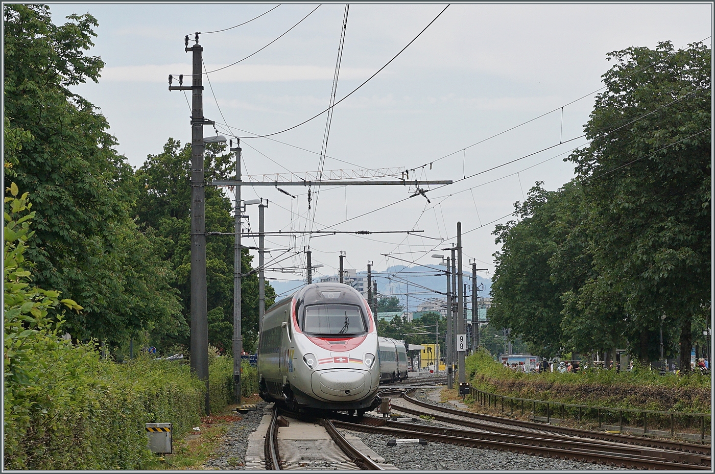 Der SBB RABe 503 018 verlässt als EC 193 von Zürich nach München den Bahnhof Bregenz. Wer nun denkt, ich stehe bei dieser Aufnahme auf dem Gleis hat Recht, ich stehe tatsächlich auf dem Gleis, bei einem offenen Bahnübergang in Bregenz Hafen, denn nur das Durchfahrtsgleis für den Eurocity ist durch eine weitere Barriere gesichert. 

18. Juni 2023