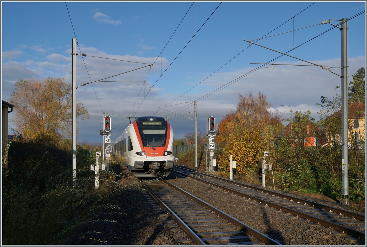 Der SBB RABe Flirt 522 209 verl�sst als TER 18166 (resp. als RE56 18166 bis Delle) auf der Fahrt von Biel/Bienne nach Meroux den Bahnhof von Grandvillars. Einmal mehr in der wechselvollen Geschichte der Strecke Delle - Belfort wird ab dem Fahrplanwechsel im Dezember 2025 ein neues Kapitel aufgeschlagen: k�nftig �bernehmen praktisch im Stundentakt SNCF Triebz�ge den Verkehr; welcher in Meroux nicht mehr gebrochen wird; daf�r muss im internationalen Verkehr in Delle umgestiegen werden.

3. November 2025