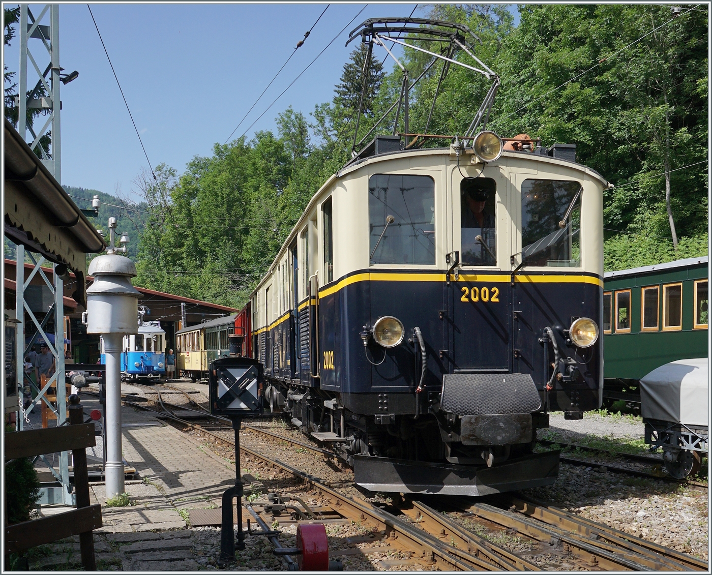 Der schön hergerichtet Blonay-Chamby MOB DZe 6/6 2002 erreicht Chaulin. 

4.Juni 2022