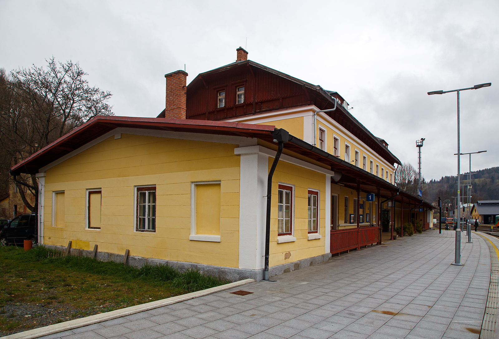 Der schöne Bahnhof Bečov nad Teplou (Petschau) der Bahnstrecke Mariánské Lázně–Karlovy Vary (Marienbad–Karlsbad) – SŽDC 149 und Anfangs- bzw. Endpunkt der Bahnstrecken Blatno u Jesenice – Bečov nad Teplou (SŽDC 161), sowie Bečov nad Teplou - Krásný Jez–Nové Sedlo u Lokte (SŽDC 144). Hier am 20.04.2023.

Bečov nad Teplou (Petschau) ist eine Stadt in der Region Karlsbad. Die Stadt liegt in westlichen Böhmen im Tal der Tepl im Naturschutzgebiet Slavkovský les (Kaiserwald). Im Norden liegen Krásný Jez (Schönwehr) und Vodna (Wasserhäuseln). Mit ihrer auf einem Felssporn oberhalb der Tepl liegenden Burg Bečov gehört Bečov zu den malerischsten Orten der Region zwischen Karlsbad und Marienbad.

Die Burg Bečov/Petschau wurde vermutlich in der ersten Hälfte des 14. Jahrhunderts errichtet und erstmals 1349 urkundlich erwähnt. Damals war sie im Besitz des Boresch IV. von Ossegg und Riesenburg. Sie diente vermutlich als Zollstelle an der Kreuzung der Straßen von Elbogen nach Pilsen und von Tepl nach Schlackenwert. Zusammen mit der darunter entstehenden Siedlung bildete sie ein Herrschaftszentrum. 1354 erteilte Kaiser Karl IV. den Brüdern Boresch und Slavko von Riesenburg die Genehmigung, Gold, Silber und Zinn im angrenzenden Kaiserwald abzubauen. 

Im November 1898 erhielt Petschau Eisenbahnanschluss (Strecke nach Rakonitz), im Dezember folgte die Bahnverbindung nach Karlsbad.

Nach der Errichtung der Tschechoslowakei 1918 erhielt Petschau die amtliche Ortsbezeichnung Bečov. Am 1. Dezember 1930 hatte es 2384 Einwohner (davon 168 Tschechen). Infolge des Münchner Abkommens musste es 1938 an das Deutsche Reich abgetreten werden. 1939 lebten in Petschau 2158 Menschen. Bis zum Ende des Zweiten Weltkrieges war das Dorf Teil des deutschen Landkreises Tepl. Nach dem Zweiten Weltkrieg kam Petschau/Bečov an die Tschechoslowakei zurück. Die deutschsprachige Bevölkerung wurde zu einem Großteil vertrieben. Ihr Vermögen wurde durch das Beneš-Dekret 108 konfisziert, das Vermögen der evangelischen Kirche durch das Beneš-Dekret 131 liquidiert, die katholischen Kirchen in der Tschechoslowakei wurden enteignet. Auch der Schlossbesitzer Beaufort-Spont wurde enteignet. Da die Besiedlung mit Neubürgern nur in geringem Umfang erfolgte, waren zahlreiche Häuser dem Verfall preisgegeben.
