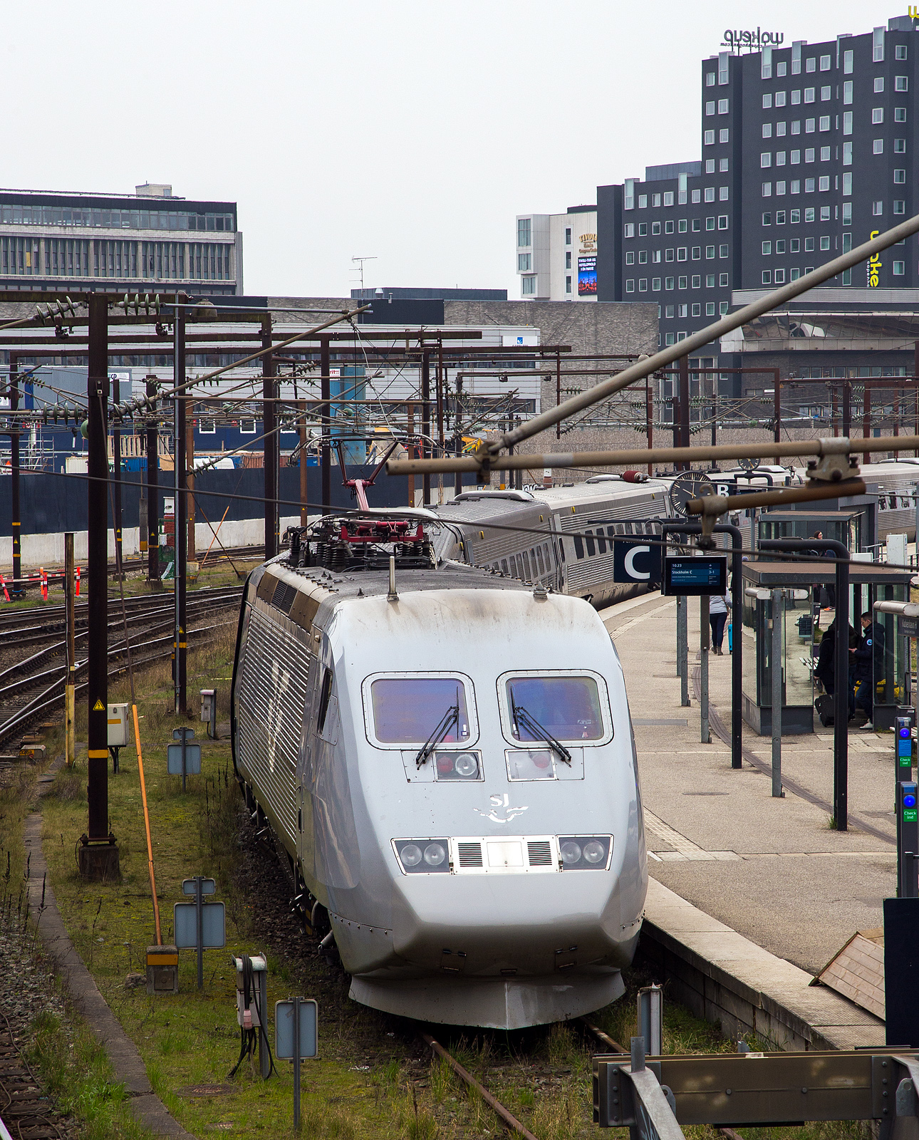 Der sechsteilige zweisystem SJ X2K 2041 (SJ X2000) der SJ (Statens Järnvägar AB, ehemaligen schwedische Staatsbahnen) steht am 20 März 2019 auf Gleis 26 im Hauptbahnhof Kopenhagen (dän. Københavns Hovedbanegård), als X2 nach Stockholm Central zur Abfahrt bereit. Die Züge sind allgemein unter dem geschützten Markennamen X2000 bekannt.

In den Jahren 2000 bis 2001 wurden die Züge X2 2031–2034 und 2036–2043 für den Betrieb in Dänemark umgerüstet, damit der Einsatz auf der Öresundverbindung möglich wurde. Neben dem Einbau der dänischen Zugbeeinflussungseinrichtung beinhaltete dies die Umrüstung der Triebköpfe für den Zweifrequenzbetrieb, sie sind zweisystemfähig für 15 kV mit 16⅔ Hz (Schweden) und 25 kV mit 50 Hz (Dänemark). Die Baureihenbezeichnung der Triebköpfe änderte sich auf X2K.