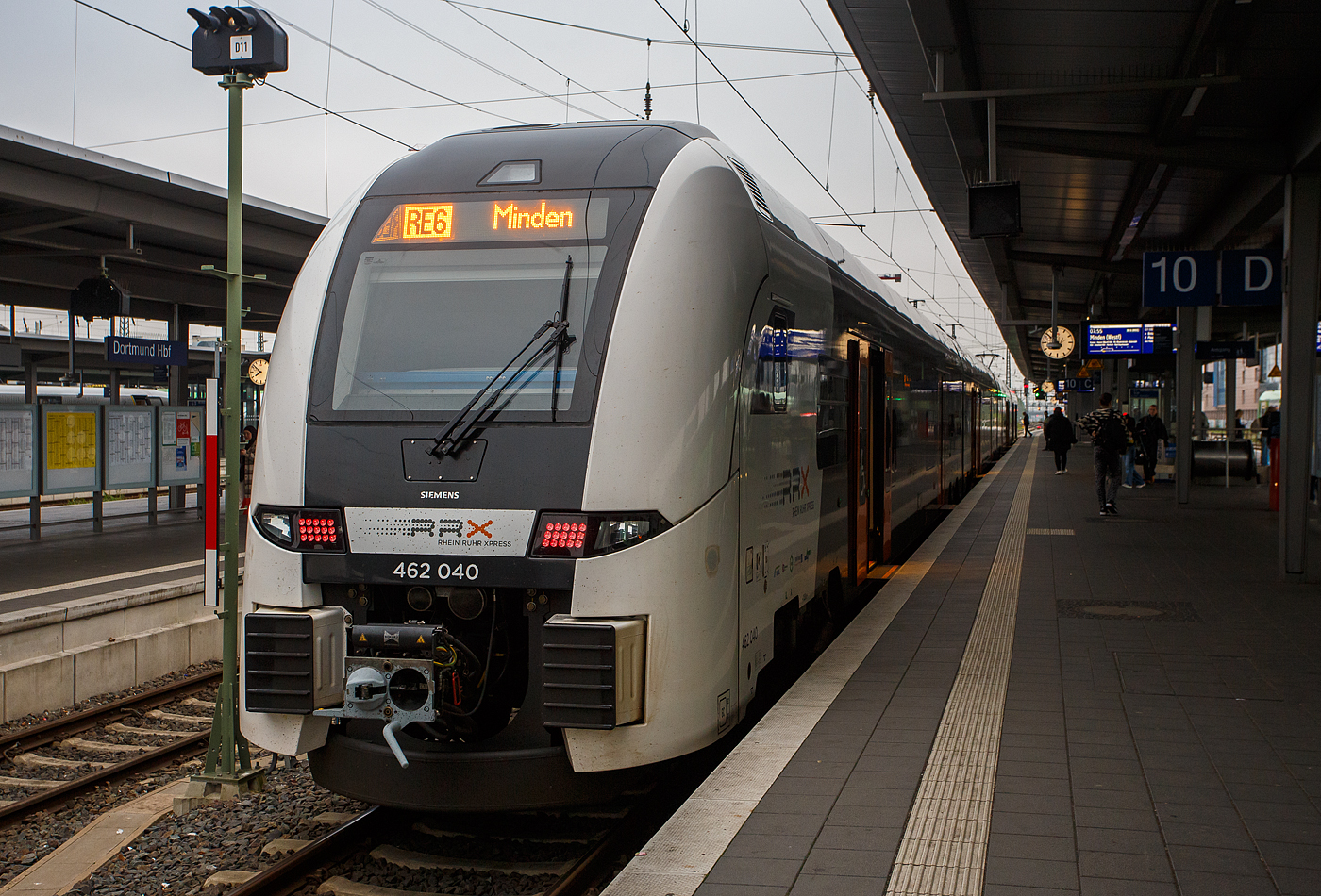 Der Siemens Desiro HC 462 040 (94 80 0462 040-7 D-SDEHC / 94 80 0462 140-5 D-SDEHC / 94 80 0462 240-3 D-SDEHC / 94 80 0462 340-1 D-SDEHC) des RRX Rhein-Ruhr-Express. betrieben von National Express, hat am 21 April 2026, als RRX RE 6 „Rhein-Weser-Express“ (Köln/Bonn Flughafen – Köln Hbf – Düsseldorf – Essen – Dortmund – Hamm – Minden), den Hauptbahnhof Dortmund erreicht.

Der Triebzug wurde 2019 von der SIEMENS Mobility GmbH im Werk Krefeld-Uerdingen unter der Fabriknummer 99089 und im Werk Wien (A) unter der Fabriknummer 77090 gebaut. Diese Siemens Desiro HC Triebzüge sind Eigentum von SIEMENS Mobility GmbH in München-Allach und an den RRX vermietet. Siemens ist auch für die Instandhaltung der Fahrzeuge zuständig. Dafür wurde in Dortmund-Eving ein RRX Instandhaltungswerk (Rail Service Center) errichtet.