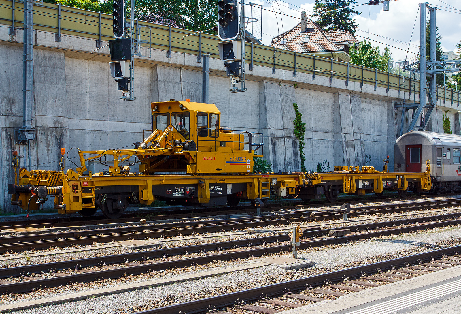 Der SILAD 1 der SCHEUCHZER S.A. abgestellt am 28.05.2012 im Bahnhof Spiez. Links der Vs 40 85 95 07 530-5 CH-SBB mit dem Portalkran und rechts der Vs 40 85 95 07 531-3 CH-SBB.

Der SILAD ist eine Abladeeinrichtung von Langschienen im Gleis. Diese Einheit besteht aus 2 Wagen, und einem Portalkran, der mit Zangen für die Bearbeitung von Langschienenausgerüstet ist. Der Portalkran fährt auf einer Rollbahn die am Wagen befestigt ist. Die Fahrspur des Nachbargleises wird nicht engagiert.

TECHNISCHE DATEN je Wagen:
Spurweite: 1.435 mm
Anzahl der Achsen: 2
Länge über Puffer: 13.860 mm 
Achsabstand: 8.000 mm
Eigengewicht: 17.500 kg
Max. Zuladung: 22,5 t (ab Streckenklasse C)
Höchstgeschwindigkeit: 100 km/h 
Bremse: O-GP
