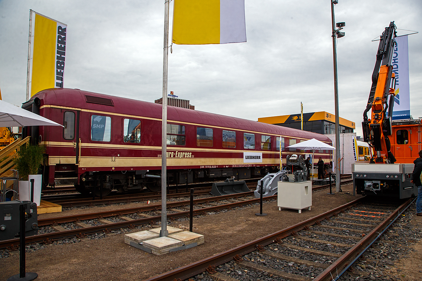 Der Speise- und Barwagen der Bauart UIC-X (DB) D-EURO 56 80 89-90 010-0 [P] der Gattung WGm 038 der Euro-Express Sonderzüge GmbH & Co. KG, hier am 30 Mai 2022 vermietet an die Fa. LIEBHERR für die Bewirtung auf der 28. Internationale Ausstellung Fahrwegtechnik 2022 (iaf) in Münster. 

Der Großraumwagen der Bauart UIC-X (DB) wurde 1968 von O&K in Berlin als 2. Klasse Schnellzugwagen DB 51 80 50-80 043-3 Bcm 243 für die Deutsche Bundesbahn geliefert. Im Jahr 1984 erfolgte beim PFA Weiden (Partner für Fahrzeugausstattung GmbH) der Umbau zum WGm 038.8 (DB 61 80 09-90 010-0), 1996 ging er an die Euro-Express.
