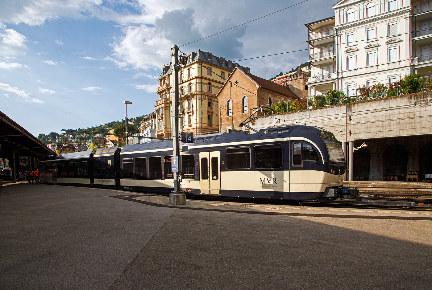 Der SURF ABeh 2/6 7503  Blonay-Chamby   der MVR (Transports Montreux–Vevey–Riviera, ex CEV - Chemins de fer électriques Veveysans) steht am 26. Mai 2023 in Montreux. 

SURF steht für Série Unifiée Romande pour Réseau Ferré métrique (Einheitliche Serie für das Westschweizer Meterspurige Schienennetz). Diese ab 2015 gebaute meterspurige Triebzüge mit gemischtem Adhäsions- und Zahnradbetrieb gehören zu den Stadler GTW der 4. Generation.