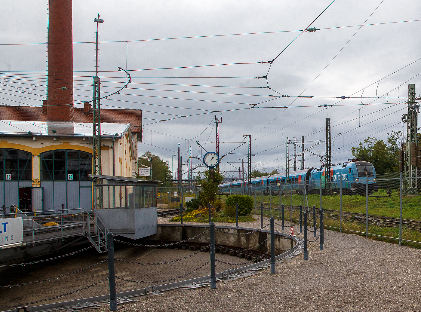 Der Taurus II ÖBB 1116 244 (A-ÖBB 91 81 1116 244.5) fährt am 11.09.2022 mit einem ÖBB Railjet durch Freilassing in Richtung München. Lok und Zug fahren in Ganzreklame für das  KlimaTicket Ö. 

Die Elektrische Universallokomotive vom Typ Siemens ES64U2  (Taurus II)  wurde 2004 von Siemens im TS Werk Linz unter der Fabriknummer 20965 gebaut und an die ÖBB (Österreichische Bundesbahnen) als 1116 244-3 geliefert. Sie hat die Zulassungen für Österreich, Deutschland, Schweiz und Tschechien

