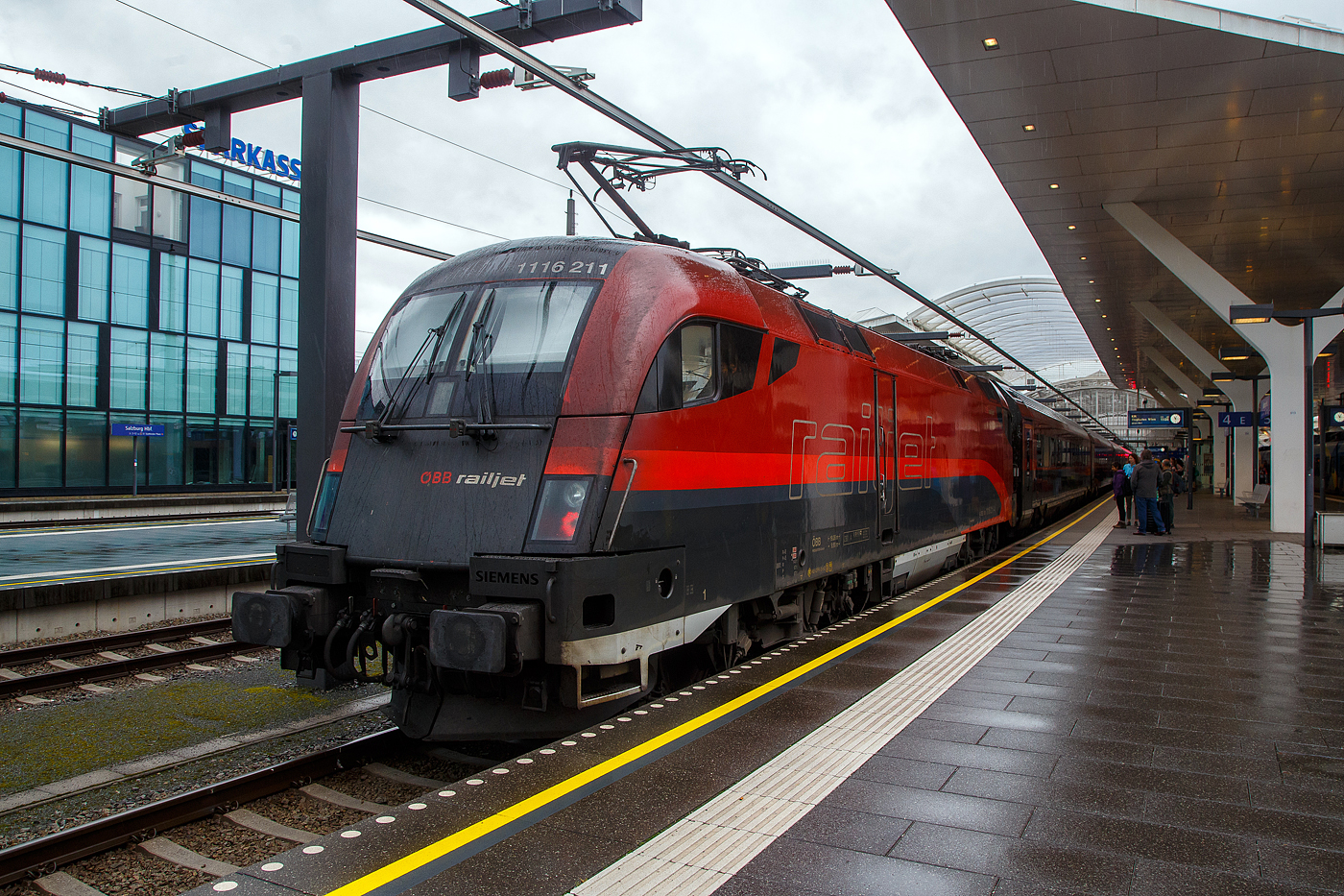 Der Taurus II ÖBB 1116 211 (A-ÖBB 91 81 1116 211-4) “Spirit of Munich” am 11.09.2022, mit dem ÖBB Railjet nach Wien Flughafen im Hauptbahnhof Salzburg.

Die Elektrische Universallokomotive vom Typ Siemens ES64U2  (Taurus II)  wurde 2004 von Siemens im TS Werk Linz unter der Fabriknummer 20932 gebaut und an die ÖBB (Österreichische Bundesbahnen) als 1116  211-2  geliefert. Sie hat die Zulassungen für Österreich, Deutschland, Schweiz, Ungarn, Slowakei und Tschechien.
