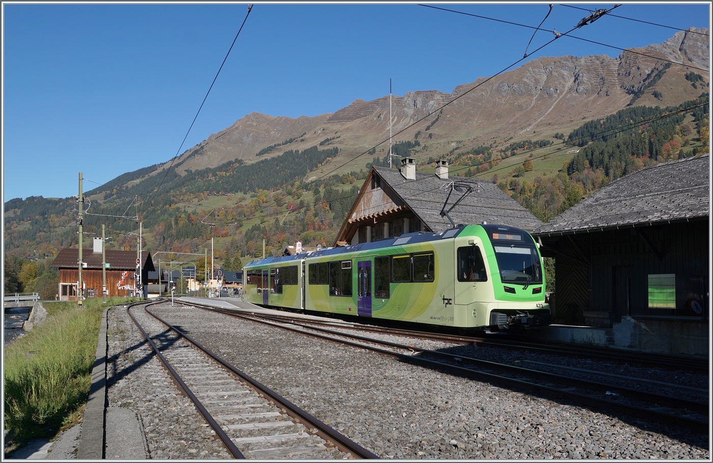 Der TPC ASD ABe 4/8 472 wartet in Les Diablerets auf die Abfahrt als R71 431 nach Aigle. 

14. Oktober 2025