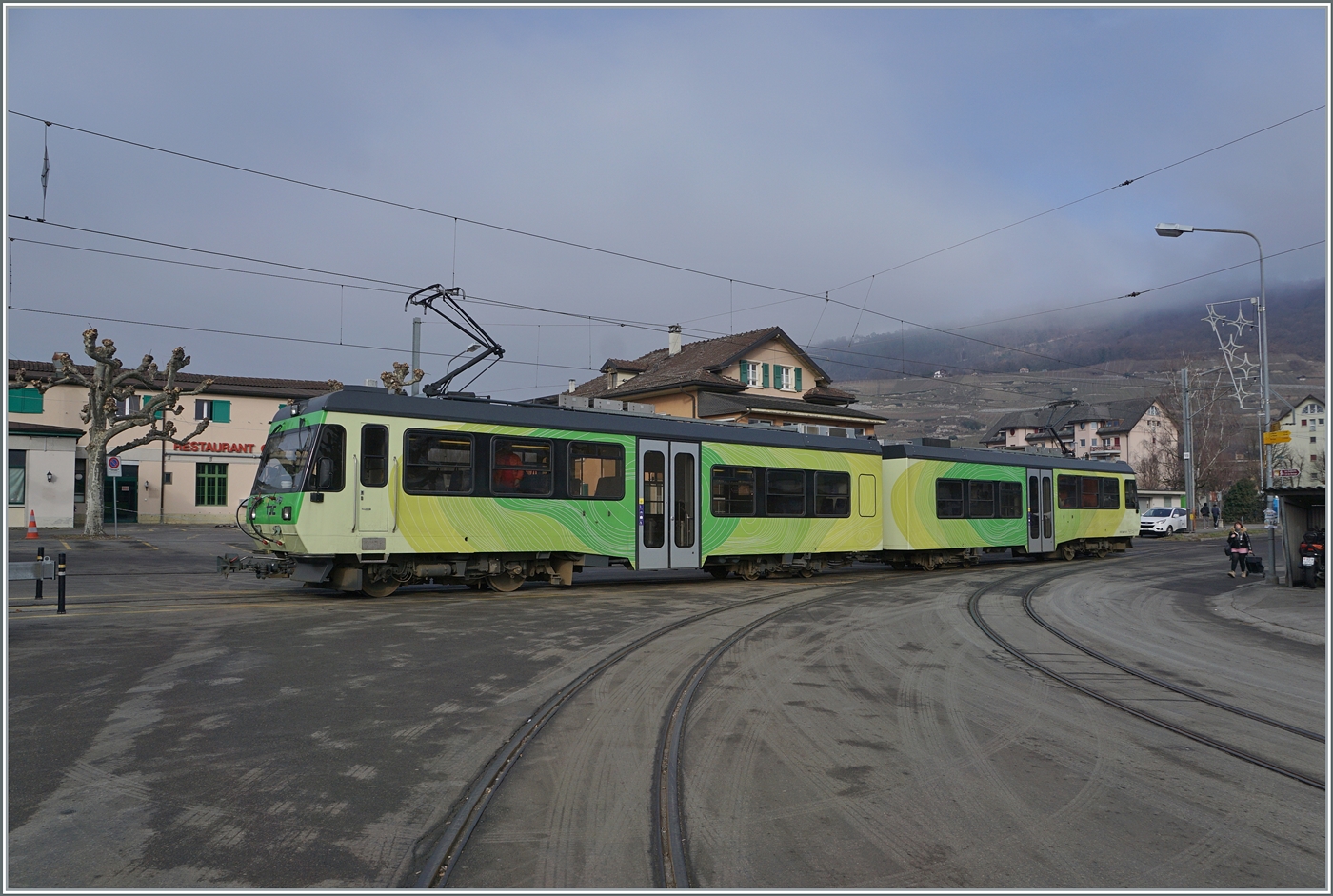 Der TPC BVB Beh 4/8 91 hat als R74 547 den Bahnhof von Bex auf Gleis 0 (Gleis Null) erreicht. Der Triebwagen wird nach einer kurzen Wendezeit wieder nach Villars-sur-Ollon zurückfahren.

Über den Gleisen im Vordergrund hat man vor einiger Zeit die Fahrleitung entfernt.

19. Januar 2026