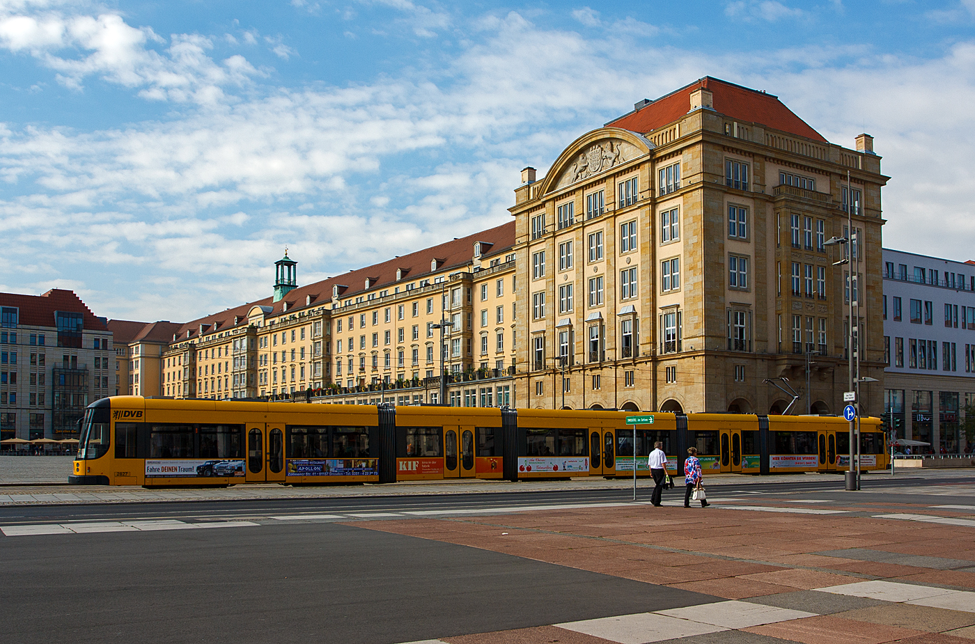Der Treibwagen vom Typ NGT D 12 DD (Niederflurgelenktriebwagen, Drehgestell, 12 Achsen, Typ Dresden) wurde 2004 von Bombardier (ehemals DWA) in Bautzen unter der Fabriknummer 837/027 gebaut, der elektrische Teil ist von Siemens. 

Die Gelenktriebwagen NGT D12DD gehören zur zweiten Generation der Niederflurbahnen in Dresden, und sind alle Einrichtungswagen (für eine Fahrtrichtung). Diese Triebwagen zählen zu dem von Bombardier Transportation im Werk Bautzen hergestellten Typ  Flexity Classic XXL“ (ursprüngliche Name dieser Fahrzeugfamilie war DWA-LF 2000). Die Dresdner Variante des Triebwagens ist an die topografischen Gegebenheiten in Dresden angepasst und kann auf steileren Strecken und in engeren Kurven gefahren werden. Unter dem ersten und fünften Fahrzeugmodul sind je zwei Triebdrehgestelle mit einer Leistung von je 2×85 kW angebracht. Im mittleren Fahrzeugmodul sind zwei Laufdrehgestelle untergebracht. Die Fahrzeugmodule sind über Zwischenmodule (schwebende Sänften) verbunden.

TECHNISCHE DATEN::
Hersteller: 	Bombardier
Fahrzeugkonzept: 5-teilig
Spurweite: 1.450 mm
Fahrzeuglänge: 45.090 mm
Fahrzeugbreite: 2.300 mm
Anzahl der Achsen: 12 (in 6 Drehgestellen)
Anzahl angetriebene Achsen: 8 Achsformel: Bo'Bo'+2'2'+Bo'Bo
Anzahl der Fahrzeugteile: 5
Leergewicht: 55,4 t
Sitzplätze / Stehplätze: 112 (+ 3 Klappsitze) / 153 (4 Pers./m²)
Höchstgeschwindigkeit : 70 km/h
Motorisierung: 8 x 85 kW = 680 kW
Kühlung Fahrmotoren:Luft
Fahrgasttüren :	5
Fahrzeuganzahl bei der DVB: 43
Fahrzeugnummern: 2801 bis 2843

