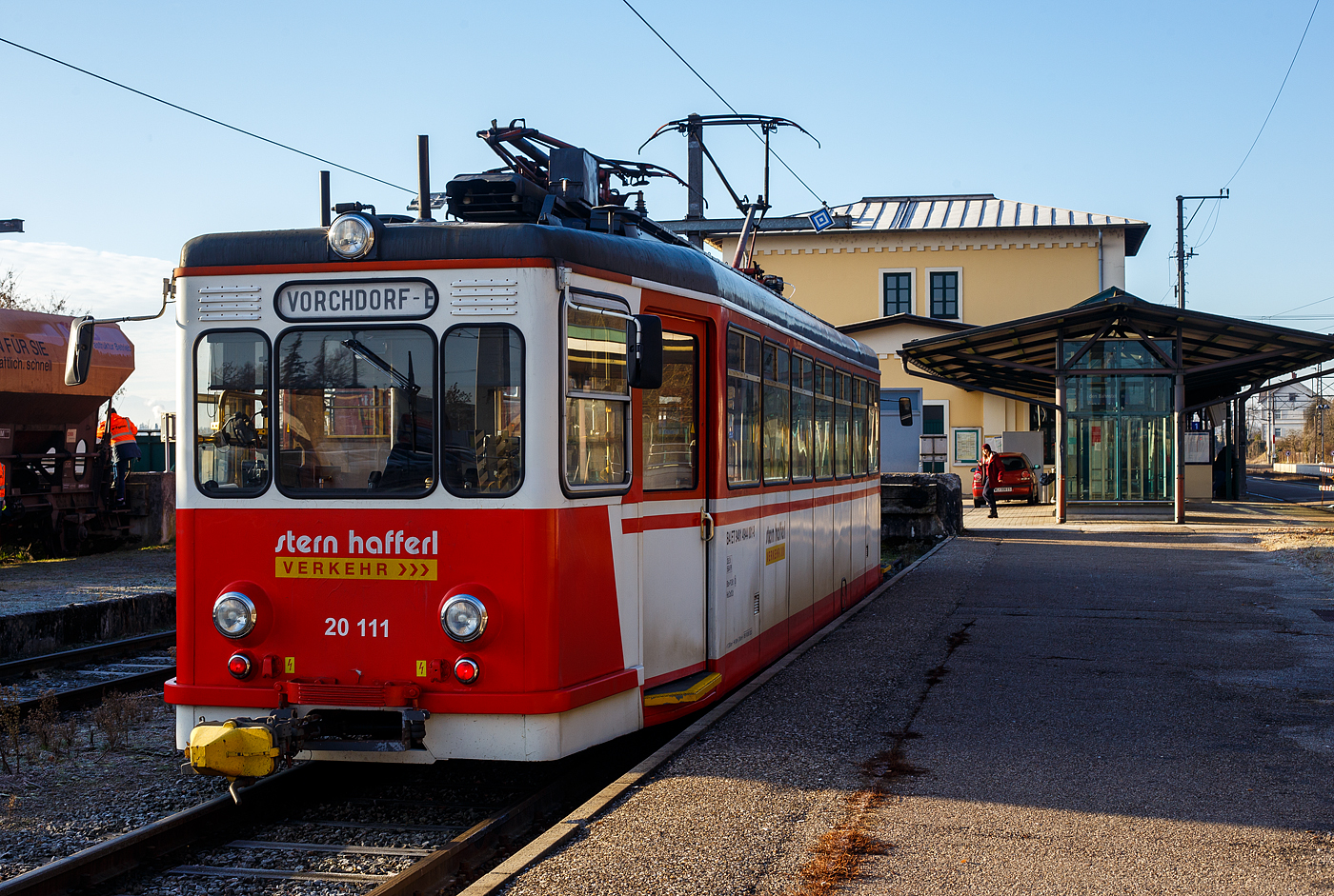 Der Triebwagen ET 20 111 (B4 ET 9481 4944 001-8) der Stern & Hafferl Verkehrsgesellschaft m.b.H. (StH), ex Extertalbahn ET 5 (der vbe - Verkehrsbetriebe Extertal GmbH), steht am 14 Januar 2025 im Bahnhof Lambach. als Linie 160 „Vorchdorferbahn“, zur baldigen Abfahrt nach Vorchdorf-Eggenberg bereit.

Der Elektrotriebwagen wurde 1953 von Westwaggon (Vereinigte Westdeutsche Waggonfabriken) f�r die Extertalbahn AG (heute vbe - Verkehrsbetriebe Extertal GmbH) gebaut (die Elektrik ist von AEG), wo er bis zu dessen Aufgabe der Verkehrsleistung Ende 1969 im Einsatz war. Danach wurden er wie 2 weitere ET an das �sterreichische Verkehrsunternehmen Stern & Hafferl verkauft. Hier sind sie noch heute im allt�glichen Planverkehr im Einsatz. Bei der vbe fuhren die ET unter 1.500 V Gleichstrom hier bei der Vorchdorferbahn fahren sie unter 750 V Gleichstrom. 

Die Baureihe Extertalbahn ET 4 bis 6 sind vierachsige normalspurige Elektrotriebwagen der Extertalbahn f�r deren Strecke von Rinteln nach Barntrup (Deutschland). Diese wurden 1953 und 1956 beschafft und waren f�r den Personenverkehr ohne Beiwagen bestimmt. Um den Personenverkehr attraktiver zu gestalten, bestellte die Extertalbahn AG zwei Triebwagen, die 1953 von Westwaggon als ET 4–5 ausgeliefert wurden. Mit den Fahrzeugen konnte der Personenverkehr nach Aufgabe des Beiwagenbetriebes wesentlich beschleunigt werden, sodass 1956 ein dritter Triebwagen von der Waggonfabrik Rastatt als ET 6 geliefert wurde. Vorteile war neben der h�heren Geschwindigkeit das gr��ere Fassungsverm�gen der Fahrzeuge. Mit ihnen wurde au�erdem der Schaffnerbetrieb aufgegeben.

Mit den drei Zweirichtungswagen wurde der gesamte Personenverkehr bis zu dessen Aufgabe Ende 1969 durchgef�hrt. Danach wurden sie an das �sterreichische Verkehrsunternehmen Stern & Hafferl verkauft und sind nach wie vor dort im allt�glichen Planverkehr anzutreffen.

Die Fahrzeuge haben einen kantigen Wagenkasten. An den leicht verj�ngten Fahrzeugenden befinden sich vor den Einstiegen die F�hrerpulte. Der hintere Einstiegsraum kann als Traglastenabteil verwendet werden. Zwischen den Einstiegen befindet sich das durch eine Abteilwand und Schiebet�r abgetrennte Fahrgastabteil mit Vis-�-vis-Bestuhlung und Mittelgang.

Die Fahrzeuge erhielten eine Beleuchtung mit Dreilicht-Spitzensignal. Obwohl sie technisch stra�enbahn�hnlich sind, sind sie nach dem Umgrenzungsprofil E der Eisenbahn aufgebaut. Es werden alle vier Achsen �ber ein Stirnradgetriebe in Reihen- bzw. Parallelschaltung angetrieben. Die Steuerung erfolgt �ber ein Gleichstromnockenschaltwerk. Die Druckluft f�r die Druckluftbremse und die T�rsteuerung wird von einem doppeltwirkenden Kompressor erzeugt.

TECHNISCHE DATEN:
Spurweite: 1.435 mm (Normalspur)
Achsformel: Bo' Bo'
L�nge: 16.300 mm
H�he: 3.190 mm (ohne SA)
Breite: 2.800 mm
Drehzapfenabstand: 7.900 mm
Achsabstand im Drehgestell: 1.800 mm
Dienstgewicht: 26.500 kg
H�chstgeschwindigkeit: 70 km/h
Dauerleistung: 4 � 75 kW
Raddurchmesser: 770 mm (neu)
Stromsystem: 750 V DC (=)	/ fr�her 1.500 V DC
Strom�bertragung: Oberleitung
Anzahl der Fahrmotoren: 4
Bremse: Druckluftbremse, el. Widerstandsbremse, Spindelhandbremse
Sitzpl�tze: 	56/4

Die Lokalbahn Lambach–Vorchdorf-Eggenberg, auch Vorchdorferbahn genannt, ist eine normalspurige Lokalbahn in Ober�sterreich. Die Strecke verl�uft vom Bahnhof Lambach (an der �BB Westbahn Salzburg – Wien) �ber den �bergangsbahnhof Stadl-Paura bis Vorchdorf-Eggenberg (11,8 Kilometer). In Vorchdorf-Eggenberg besteht dann direkter Anschluss an die meterspurige Traunseebahn nach Gmunden.

Eigent�merin der Strecke ist die Lokalbahn Lambach-Vorchdorf-Eggenberg AG, die zu 72,5 % dem Bund, zu 11 % der O� Verkehrsholding GmbH, zu 9,4 % der Marktgemeinde Lambach, zu 3,3 % der Marktgemeinde Vorchdorf, und zu 2,7 % der Stern & Hafferl Verkehrs-GmbH, welche die Bahn auch betreibt, geh�rt. Der Rest ist Streubesitz.
