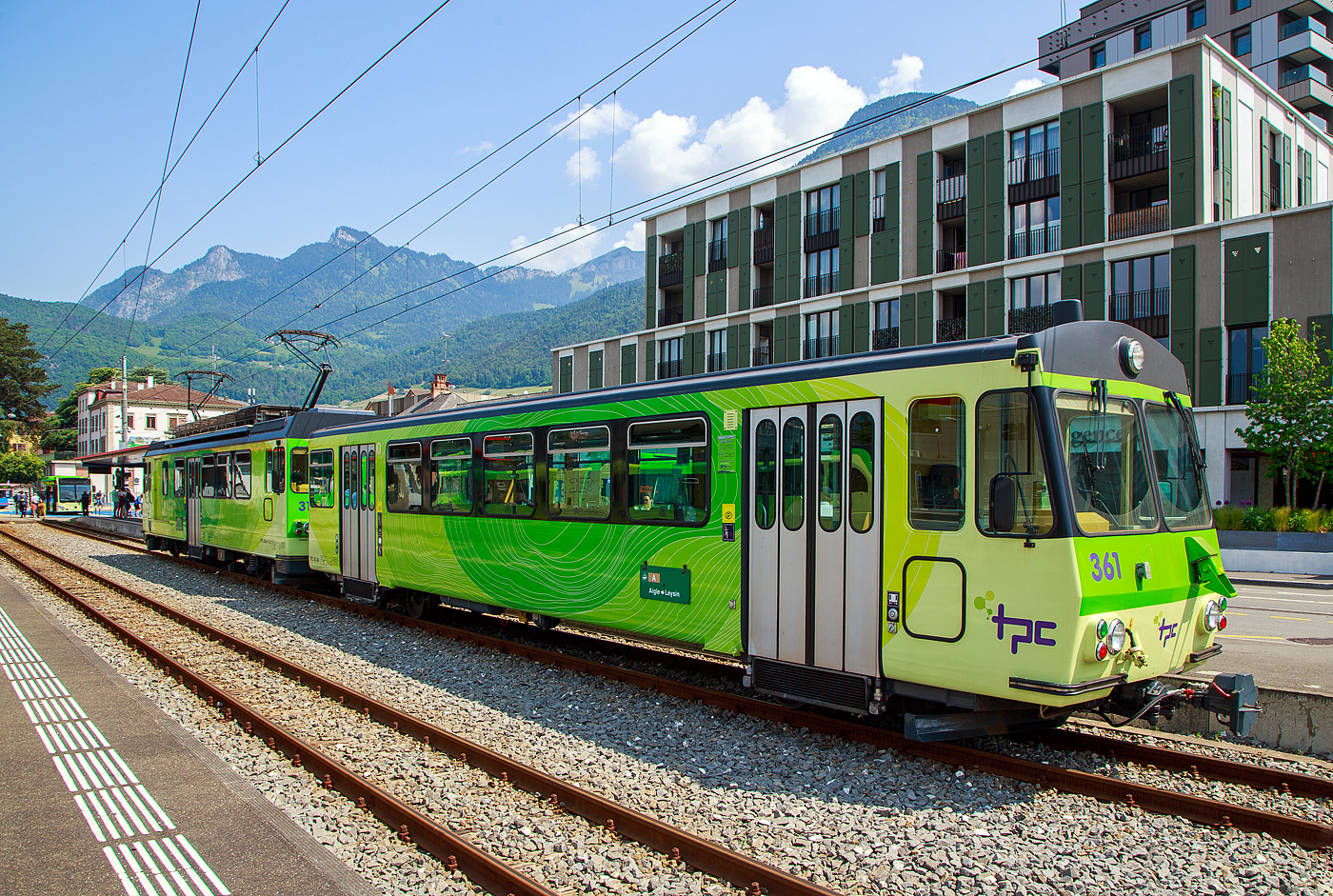 Der Triebwagen mit Gepäckabteil BDeh 4/4 311 (ex 303)  „Yvorne“ und der Steuerwagen Bt 361 (ex 353) beide der tpc (Transports Publics du Chablais), ex bzw. Betriebsteil AL - Aigle-Leysin-Bahn, stehen am 28 Mai 2023 im Schmalspur-Bahnhof Aigle. Auch dieser Pendelzug trägt nun die neue TPC-Lackierung und nicht mehr die ursprüngliche Lackierung der AL (creme-braun), nach der Neulackierung wurden auch nicht mehr die Wappen der Triebwagen angebracht.

Der Trieb- und Steuerwagen wurde 1987 von Vevey - Ateliers de constructions mécaniques de Vevey (ACMV) gebaut, die SLM (Schweizerischen Lokomotiv- und Maschinenfabrik) in Winterthur lieferte die Drehgestelle mit der Zahnradtechnik und die BBC (Brown, Boveri & Cie.) die elektrische Ausrüstung. Die ehemalige Fabrikhalle der ACMV steht heute noch in Vevey, siehe: http://hellertal.startbilder.de/bild/schweiz~hersteller~vevey-acmv-spaeter-vevey-technologies-sa/814732/die-ehemalige-fabrikhalle-des-1842-gegruendeten.html

Die Triebwagen BDeh 4/4 311 bis 313 (ex 303 bis 305) sind meterspurige elektrische Personentriebwagen mit Gepäckabteil für gemischten Zahnrad- und Adhäsionsbetrieb (Zahnstangensystem Abt). Der Pendelzug (BDeh 4/4 mit Bt) besitzt nur die 2. Wagenklasse auf eine 1. Wagenklasse wurde verzichtet. 

Anfang der 1980er Jahren präsentierte sich das Rollmaterial der AL zwar in einem guten Zustand, doch genügte es den Komfortansprüchen nur noch bedingt. Da auch die drei anderen Bahnen der TPC neues Rollmaterial benötigten, wurde ein gemeinsames Beschaffungskonzept erarbeitet. Schließlich fand im sechsten Rahmenkredit für Privatbahnhilfe des Bundes auch eine Rollmaterialbestellung für AL, AOMC und BVB Platz. 1984 wurden insgesamt drei neue Pendelzüge für die AL (2 Stück) und die BVB (1 Stück) bei ACMV, SLM und BBC in Auftrag gegeben. Die bei der AL als BDeh 4/4 303-304 bezeichneten Fahrzeuge stellen eine Weiterentwicklung der BVB BDeh 4/4 81-82 dar und wurden mit 4 x 209 kW motorisiert. Wie die BDeh 4/4 301-302 haben sie eine Maximalgeschwindigkeit von 40 km/h, was aber für die AL-Verhältnisse genügt. Gleichzeitig mit den Triebwagen wurden 1987 auch zweipassende Steuerwagen Bt 353-354, die vom CEV Bt 223 abgeleitet wurden, in Betrieb genommen.

Mit den neuen Pendelzügen hielt auch ein neues Erscheinungsbild bei der TPC Einzug. Die Fahrzeuge aller vier Eisenbahngesellschaften wurden in einheitlichem Design gestaltet, wobei die bahneigenen Farben beibehalten werden konnten (creme-braun für die AL). Ab 1989 hielt dieser Anstrich auch bei den übrigen Fahrzeugen der AL Einzug. 1993 wurde mit dem BDeh 4/4 305 und Bt 355 ein weiterer, praktisch baugleicher Pendelzug in Betrieb genommen.  Im Jahr 2002 erfolgte die Umzeichnung der Triebwagen BDeh 4/4  303 bis 305 in BDeh 4/4 311 bis 313, sowie der Steuerwagen Bt 353 bis 355 in Bt 361bis 363.

Auch wenn Triebwagen zusammen mit den Steuerwagen als Pendelzüge konzertiert sind, so haben die Triebwagen trotzdem zwei Führerstände und können so auch alleine in beide Richtungen fahren.

TECHNISCHE DATEN:
Hersteller: (1987/1993) ACMV/SLM/BBC
Baujahr: 1987 (2 Stück) / 1993 (1Stück)
Spurweite: 1.000 mm
Fahrleitungsspannung: 1.500 V =
Maximale Streckenneigung: Adhäsion 38 ‰ / Zahnstange 230 ‰
Zahnstangensystem: Abt

TRIEBWAGEN:
Typ und Nummerierung: BDeh 4/4 311 – 313 (bis 2002 ex 303 bis 305)
Achsfolge: Bo'zz Bo'zz
Länge über Puffer: 15.400 mm
Leistung: 4 x 209 kW = 836 kW (1.136 PS)
Höchstgeschwindigkeit: 40 km/h (Adhäsion) / 25 km (Zahnrad)
Übersetzung: 1:12,2
Gewicht: 35.8 t
Sitzplätze: 32
Stehplätze: 29
Max. Ladegewicht: k.A.

STEUERWAGEN:
Typ und Nummerierung: Bt 361–363 (bis 2002 ex Bt 353–355)
Anzahl der Achsen: 4
Gewicht: 10,0 t
Sitzplätze: 40
Stehplätze: 72