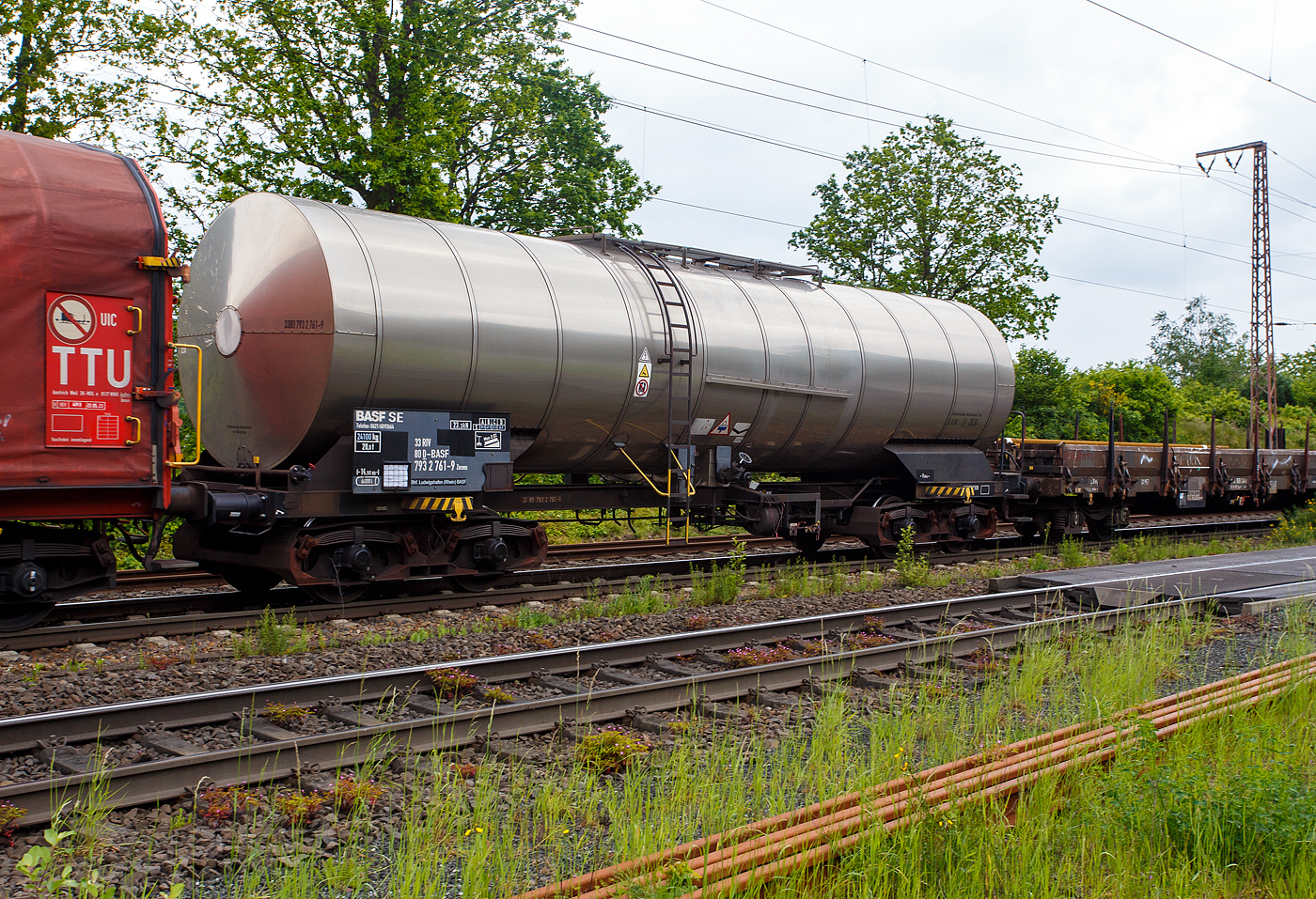 Der vierachsige 66m³-Drehgestell-Kesselwagen (Chemiekesselwagen mit Isolierung und Heizung). 33 80 7932 761-9 D-BASF der Gattung Zacens der BASF SE Ludwigshafen (Rhein) am 22 Mai 2024 im Zugverband bei der Zugdurchfahrt in Rudersdorf (Kreis Siegen). Das Ladegut ist wohl kein Gefahrgut.

TECHNISCHE DATEN:
Gattung: Zacens
Spurweite: 1.435 mm (Normalspiur)
Anzahl der Achsen: 4 (in 2 Drehgestellen)
Länge über Puffer : 14.900 mm
Drehzapfenabstand: 9.660 mm
Achsabstand im Drehgestell: 1.800 mm
Höchstgeschwindigkeit: 100 km/h (leer 120 km/h)
Eigengewicht: 24.100 kg
Nutzlast: 65,9 t ab Streckenklasse D 
Gesamtvolumen: 66.000Liter
Tankcode: L10 BH
Intern. Verwendungsfähigkeit:  RIV
