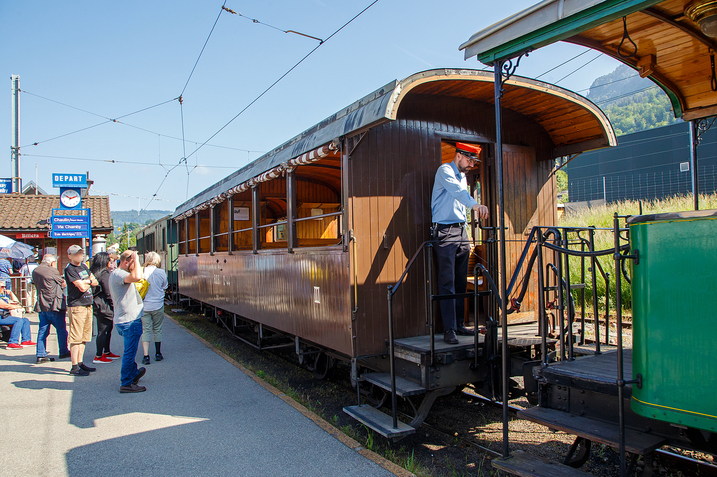 Der vierachsiger Drehgestell 3.Klasse Gro�raum-Plattformwagen C4 44, ex BOB C4 44, hier am 27.05.2023auf dem Museums-Areal der (BC) in Chaulin.  

Der Wagen mit zwei offenen Plattformen wurde 1926 von SIG in Neuhausen am Rheinfall f�r die Berner Oberland Bahn (BOB) gebaut, seit 1967 ist er bei der Museumsbahn Blonay-Chamby.

TECHNISCHE DATEN:
Spurweite: 1.000 mm (Meterspur)
Achsanzahl: 4 in zwei Drehgestellen
Eigengewicht: 8,9 t
Sitzpl�tze: 56
