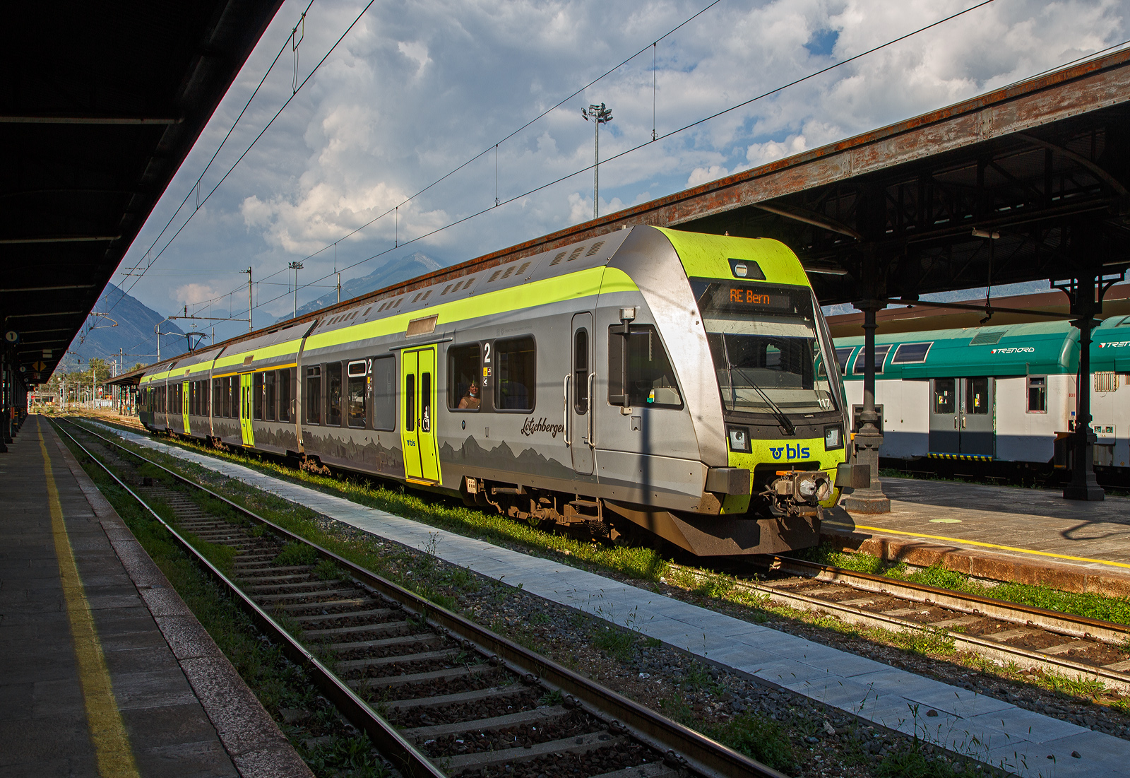 Der vierteilige BLS  L�tschberger  RABe 535 117-6 (94 85 7535 1117-6 CH-BLS) hat uns am 07 September 2021 von Brig nach Domodossola gebracht, nun steht er wieder als RE nach Bern zur R�ckfahrt im Bahnhof Domodossola bereit.