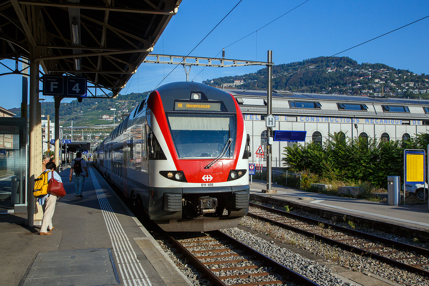 Der vierteilige SBB RABe 511 105 (94 85 0 511 105-x CH-SBB), ein elektrischer Doppelstock-Triebzug vom Typ Stadler KISS bzw. DOSTO, erreicht am 11 September 2023 als RE von und wieder ach Annemasse (F) den Bahnhof Vevey.