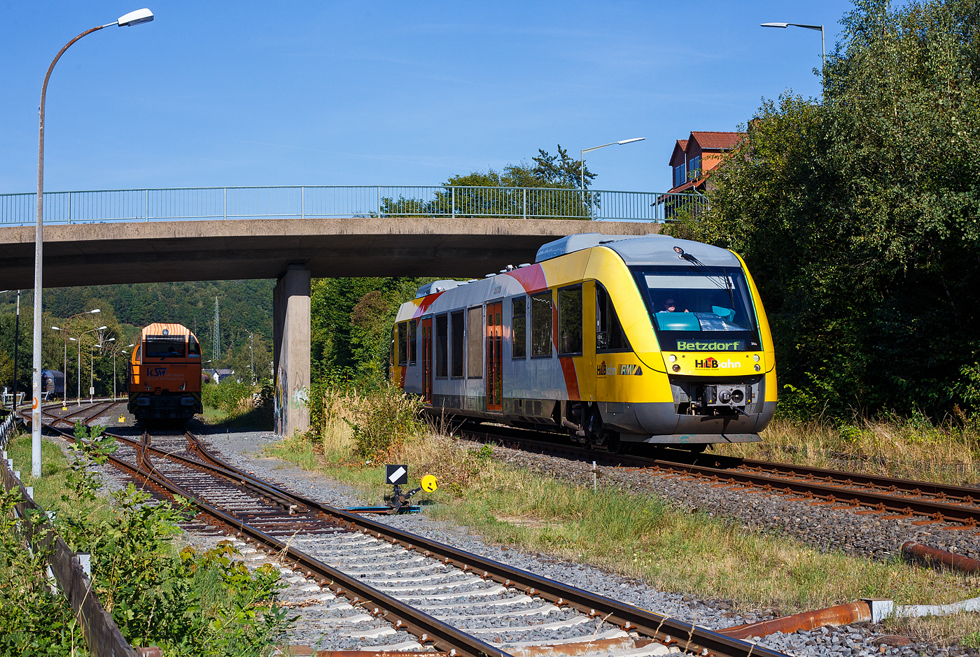 Der VT 204 ABpd (95 80 0640 104-5 D-HEB) ein Alstom Coradia LINT 27 der HLB (Hessische Landesbahn) erreicht am 27 August 2024, als RB 96 „Hellertalbahn“ (Haiger – Burbach – Neunkirchen – Herdorf – Betzdorf) / Umlauf HLB61788, bald den Bahnhof Herdorf. Links die KSW 43 mit einem Güterzug auf dem Rbf der Kreisbahn Siegen-Wittgenstein (KSW).

Der LINT 27 wurde 2004 von der ALSTOM Transport Deutschland GmbH (vormals LHB - Linke-Hofmann-Busch GmbH) in Salzgitter-Watenstedt unter der Fabriknummer 1187-004 für die vectus Verkehrsgesellschaft mbH gebaut, mit dem Fahrplanwechsel am 14.12.2014 wurden alle Fahrzeuge der vectus nun Eigentum der HLB, die Hessische Landesbahn hatte 74,9% der Gesellschaftsanteile.
