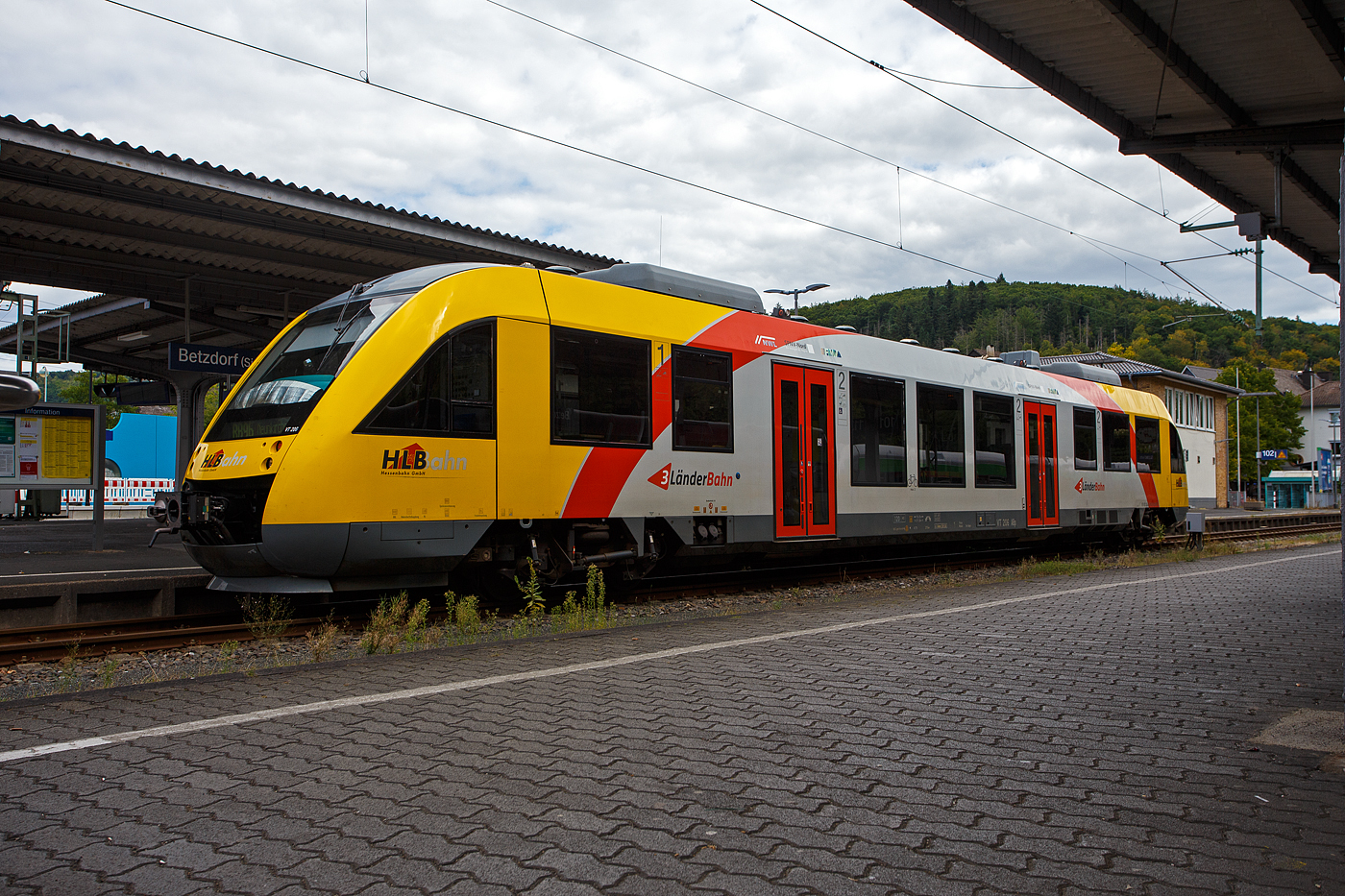 Der VT 206 ABp (95 80 0640 106-0 D-HEB), ein Alstom Coradia LINT 27 der HLB, ex vectus VT 206, steht am 24 August 2025, als RB 96  Hellertalbahn“ (Betzdorf – Herdorf – Neunkirchen/Siegerland), auf Gleis 102 im Bahnhof Betzdorf/Sieg zur Abfahrt bereit.

Der Alstom Coradia LINT 27 wurde 2004 von Alstom (vormals Linke-Hofmann-Busch GmbH (LHB) in Salzgitter-Watenstedt unter der Fabriknummer 1187-006 gebaut und an die vectus Verkehrsgesellschaft mbH, mit dem Fahrplanwechsel am 14.12.2014 wurden alle Fahrzeuge der vectus nun Eigentum der HLB.
