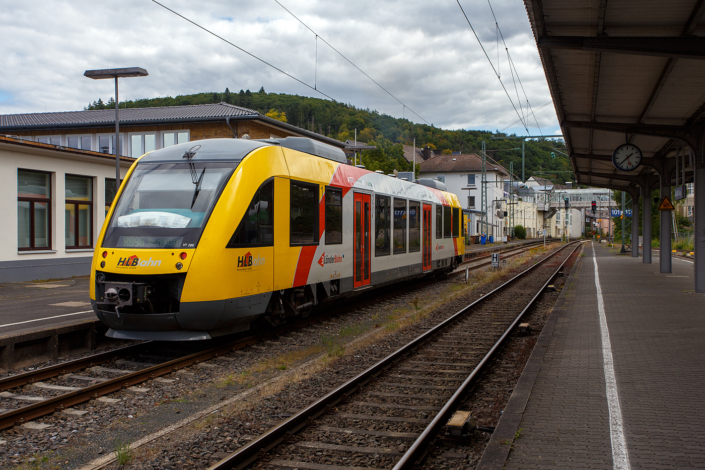 Der VT 206 ABp (95 80 0640 106-0 D-HEB), ein Alstom Coradia LINT 27 der HLB, ex vectus VT 206, verlässt am 24 August 2025, als RB 96  Hellertalbahn“ (Betzdorf – Herdorf – Neunkirchen/Siegerland), auf Gleis 102 den Bahnhof Betzdorf/Sieg.

Der Alstom Coradia LINT 27 wurde 2004 von Alstom (vormals Linke-Hofmann-Busch GmbH (LHB) in Salzgitter-Watenstedt unter der Fabriknummer 1187-006 gebaut und an die vectus Verkehrsgesellschaft mbH, mit dem Fahrplanwechsel am 14.12.2014 wurden alle Fahrzeuge der vectus nun Eigentum der HLB.
