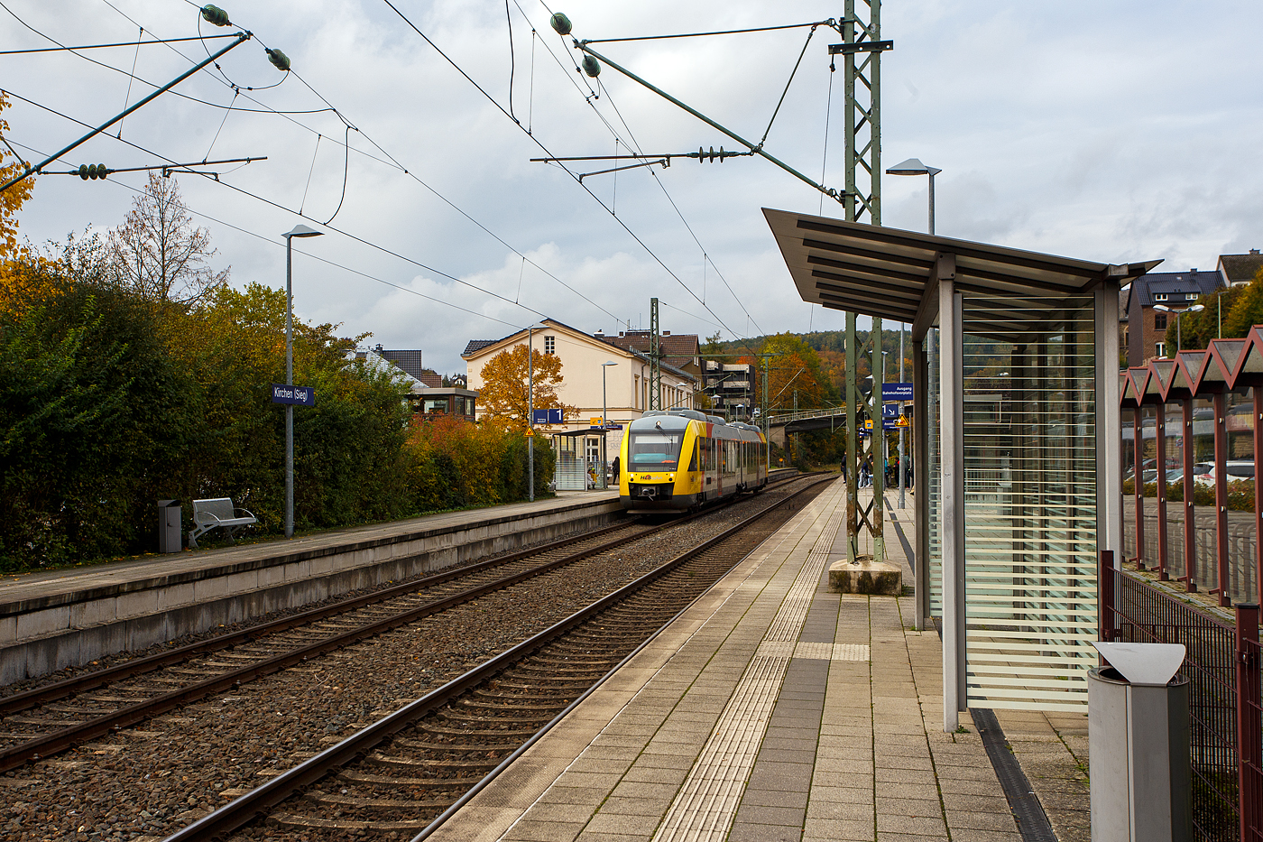 Der VT 254 (95 80 0648 154-2 D-HEB / 95 80 0648 654-1 D-HEB), ein Alstom Coradia LINT 41 der HLB (Hessische Landesbahn), hat am 26 Oktober 2023, als RB 90  Westerwald-Sieg-Bahn  (Siegen - Betzdorf - Au - Altenkirchen), den Bahnhof Kirchen/Sieg erreicht. 