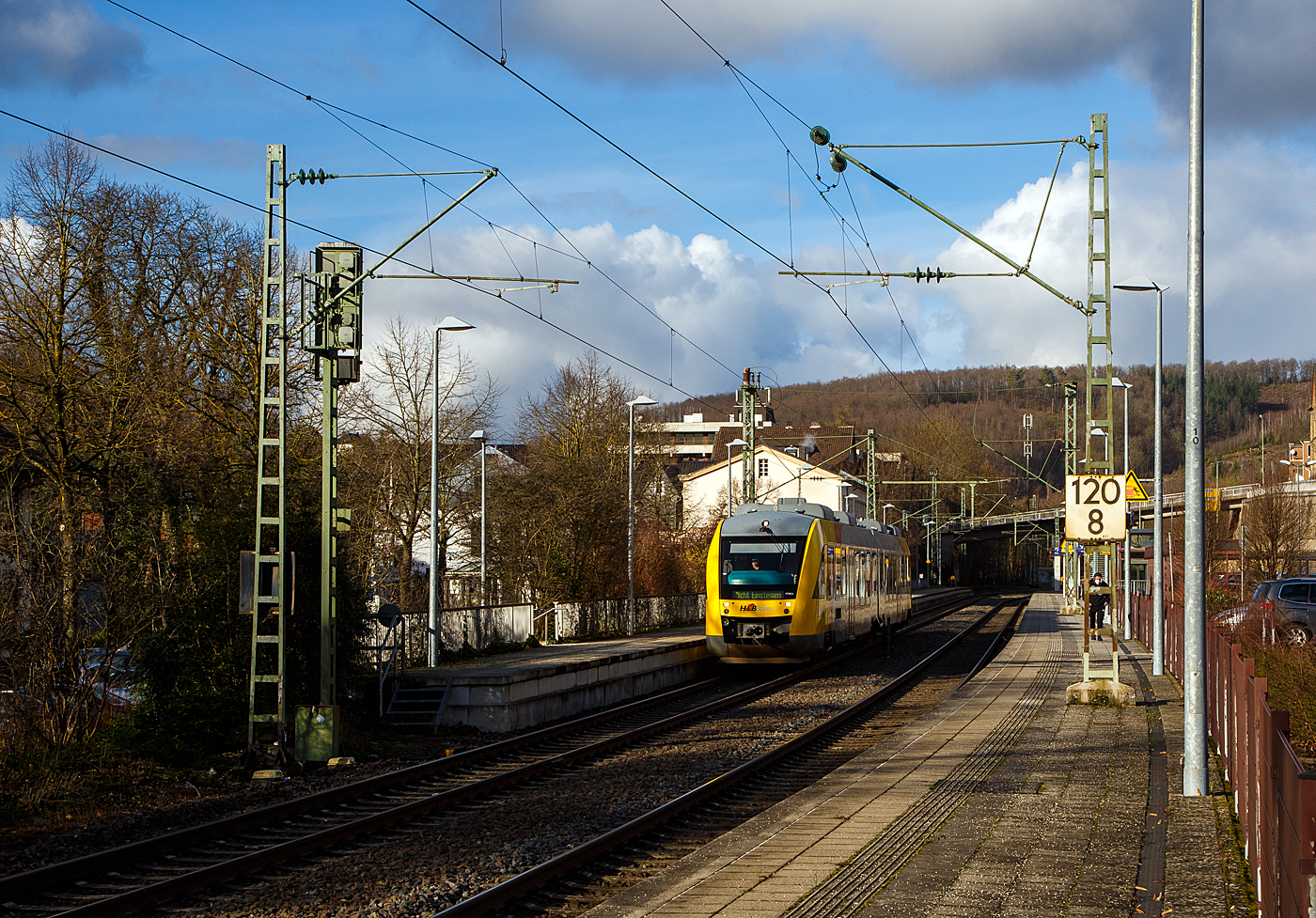 Der VT 255 (95 80 0648 155-9 D-HEB / 95 80 0648 655-8 D-HEB) ein Alstom Coradia LINT 41 der HLB (Hessische Landesbahn GmbH), fährt am 17.01.2023,  als RB 93  Rothaarbahn  (Bad Berleburg - Kreuztal -Siegen - Betzdorf), vom Bahnhof Kirchen (Sieg) weiter nach Betzdorf (Sieg).

Betzdorf (Sieg) ist der Ziel- und Endbahnhof, daher steht nun am Zugzielanzeiger „Nicht Einsteigen“.
