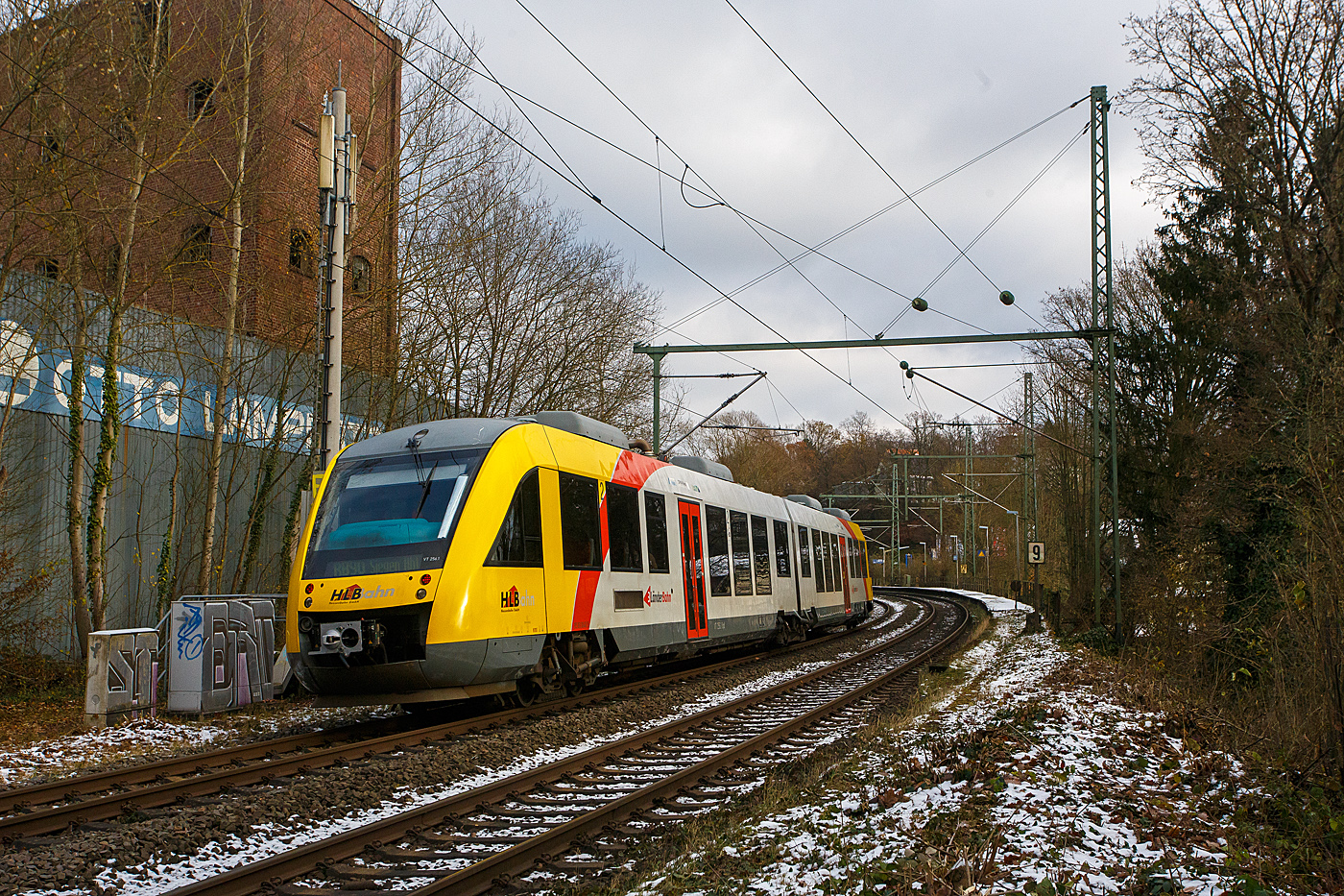 Der VT 256 (95 80 0648 156-7 D-HEB / 95 80 0648 656-6 D-HEB), ein Alstom Coradia LINT 41 der HLB - Hessische Landesbahn (3LänderBahn), erreicht als RB 90 „Westerwald-Sieg-Bahn“ , der Verbindung Altenkirchen(Westerwald) – Au(Sieg) - Betzdorf(Sieg) – Siegen Hbf, nun den Bahnhof Scheuerfeld (Sieg) am 02.12.2023.

Durch eine Weichenstörung beim Bahnhof Scheuerfeld, die schnell behoben wurde, fährt er hier heute mal links.