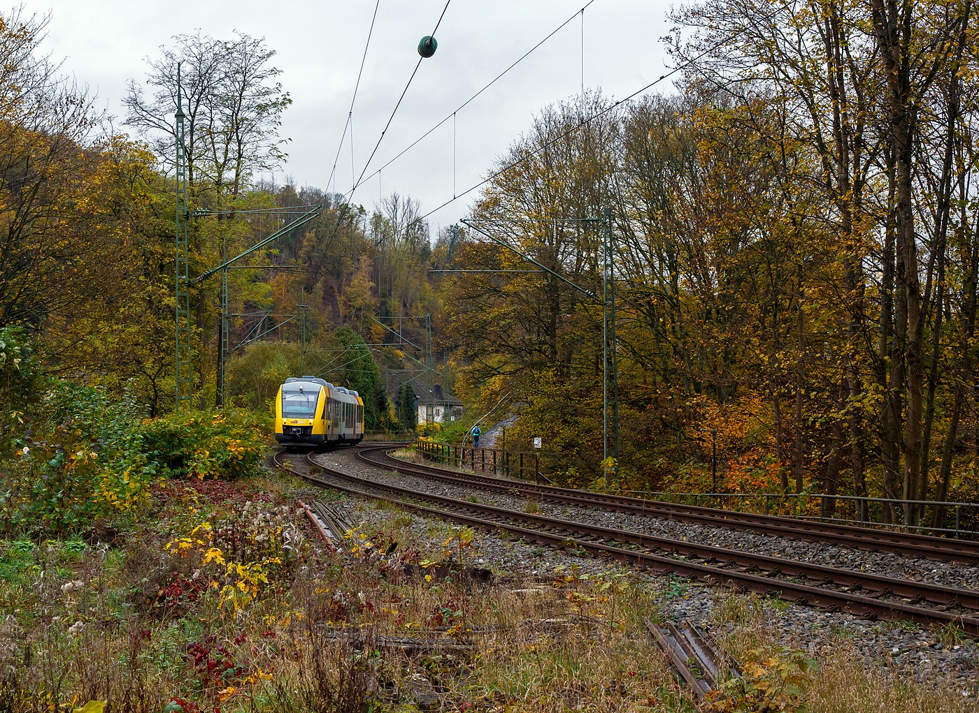Der VT 257 (95 80 0648 157-5 D-HEB / 95 80 0648 657-4 D-HEB) ein Dieseltriebzug vom Typ Alstom Coradia LINT 41 der HLB (Hessische Landesbahn), ex Vectus VT 257, erreicht am 02 November 2024, als RB 90  Westerwald-Sieg-Bahn  (Altenkirchen/Westerwald - Au/Sieg - Betzdorf/Sieg – Siegen), nun bald den Bahnhof Kirchen/Sieg.

Der LINT 41 wurde 2004 von Alstom (LHB) in Salzgitter –Watenstedt unter der Fabriknummer 1188-007 für die vectus Verkehrsgesellschaft mbH gebaut, mit dem Fahrplanwechsel am 14.12.2014 wurden alle Fahrzeuge der vectus nun Eigentum der HLB.