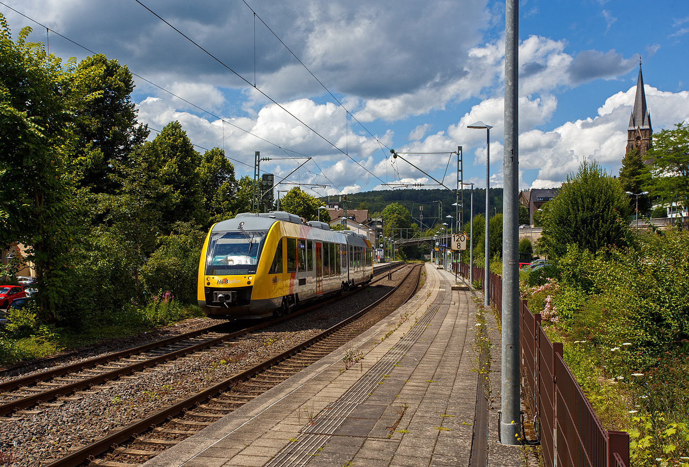 Der VT 258 (95 80 0648 158-3 D-HEB / 95 80 0648 658-2 D-HEB) ein Alstom Coradia LINT 41 der HLB (Hessische Landesbahn) verlässt am 14 Juli 2024, als RB 90  Westerwald-Sieg-Bahn  Siegen - Au/Sieg – Altenkirchen, den Bahnhof Kirchen (Sieg). 

Der Alstom Coradia LINT 41 wurde 2004 von der ALSTOM Transport Deutschland GmbH (vormals LHB - Linke-Hofmann-Busch GmbH) in Salzgitter-Watenstedt unter der Fabriknummer 1188-008  für die vectus Verkehrsgesellschaft mbH gebaut, mit dem Fahrplanwechsel am 14.12.2014 wurden alle Fahrzeuge der vectus nun Eigentum der HLB, die Hessische Landesbahn hatte 74,9% der Gesellschaftsanteile.
