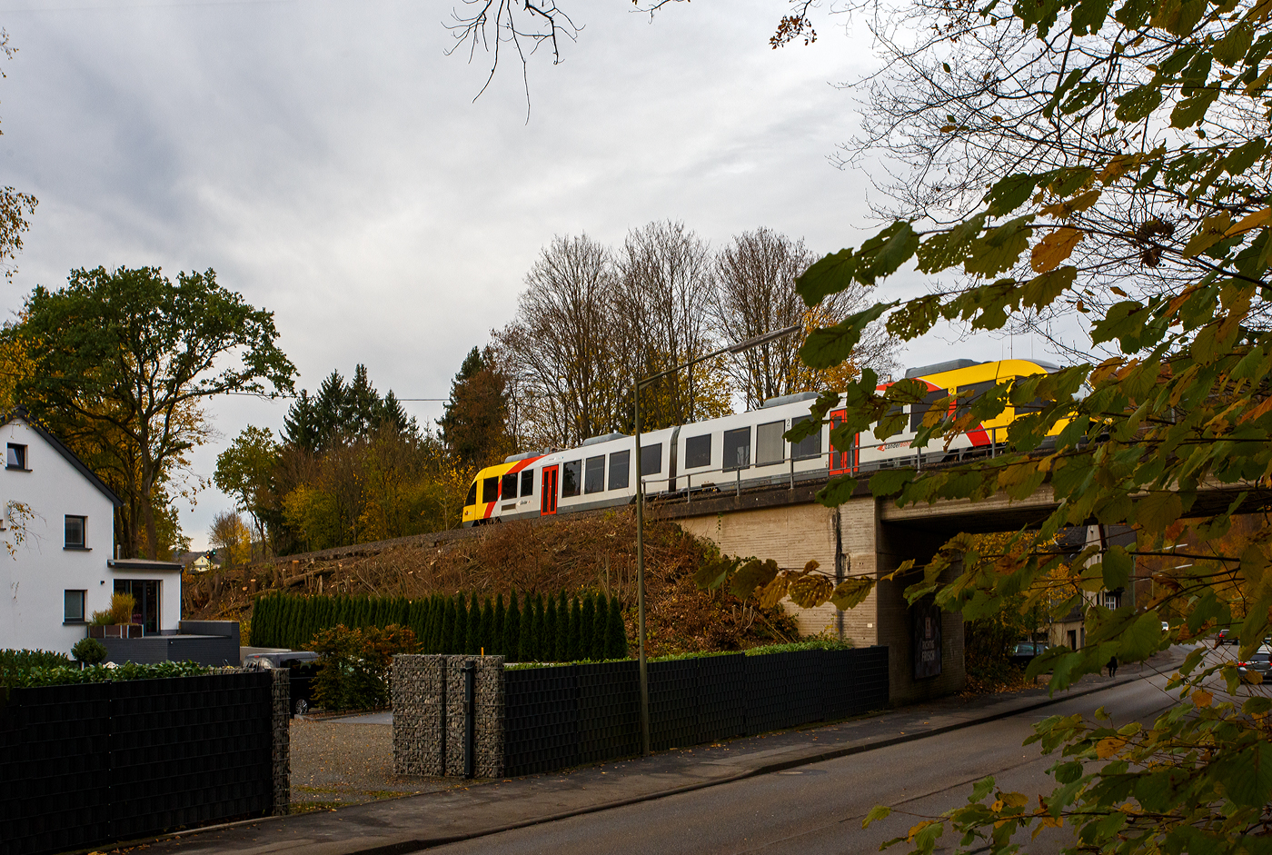 Der VT 265 (95 80 0648 165-8 D-HEB /95 80 0648 665-7 D-HEB) ein Alstom Coradia LINT 41 der HLB (Hessische Landesbahn), ex Vectus VT 265, erreicht als RB 96  Hellertalbahn  (Dillenburg – Haiger – Herdorf – Betzdorf/Sieg) am 31 Oktober 2025 bald den Bahnhof Betzdorf/Sieg

Der Alstom Coradia LINT 41 wurde 2004 von Alstom (LHB) in Salzgitter unter der Fabriknummer 1188-015 für die vectus Verkehrsgesellschaft mbH gebaut, mit dem Fahrplanwechsel am 14.12.2014 wurden alle Fahrzeuge der vectus nun Eigentum der HLB.