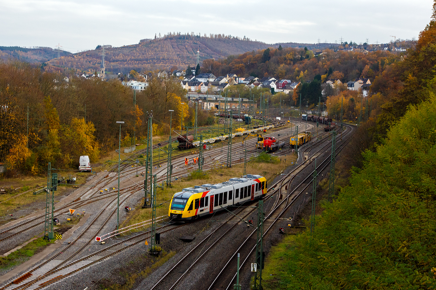 Der VT 267 (95 80 0648 167-4 D-HEB / 95 80 0648 667-3 D-HEB) ein Alstom Coradia LINT 41 der HLB (Hessische Landesbahn), musste bedingt durch die Bauarbeiten im Rbf und der Abstellgruppe, am 13 November 2025 in Betzdorf/Sieg bis zum Ablaufberg rangieren.

Der Alstom Coradia LINT 41 wurde 2004 von der ALSTOM Transport Deutschland GmbH (vormals LHB - Linke-Hofmann-Busch GmbH) in Salzgitter-Watenstedt unter der Fabriknummer 1188-017 gebaut und an die vectus Verkehrsgesellschaft mbH geliefert. Mit dem Fahrplanwechsel am 14.12.2014 wurden alle Fahrzeuge der vectus nun Eigentum der HLB, die Hessische Landesbahn hatte 74,9% der Gesellschaftsanteile.