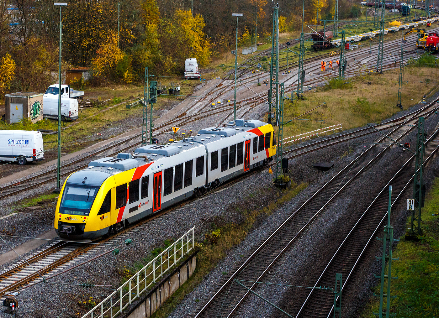 Der VT 267 (95 80 0648 167-4 D-HEB / 95 80 0648 667-3 D-HEB) ein Alstom Coradia LINT 41 der HLB (Hessische Landesbahn), musste bedingt durch die Bauarbeiten im Rbf und der Abstellgruppe, am 13 November 2025 in Betzdorf/Sieg bis zum Ablaufberg rangieren.

Der Alstom Coradia LINT 41 wurde 2004 von der ALSTOM Transport Deutschland GmbH (vormals LHB - Linke-Hofmann-Busch GmbH) in Salzgitter-Watenstedt unter der Fabriknummer 1188-017 gebaut und an die vectus Verkehrsgesellschaft mbH geliefert. Mit dem Fahrplanwechsel am 14.12.2014 wurden alle Fahrzeuge der vectus nun Eigentum der HLB, die Hessische Landesbahn hatte 74,9% der Gesellschaftsanteile.