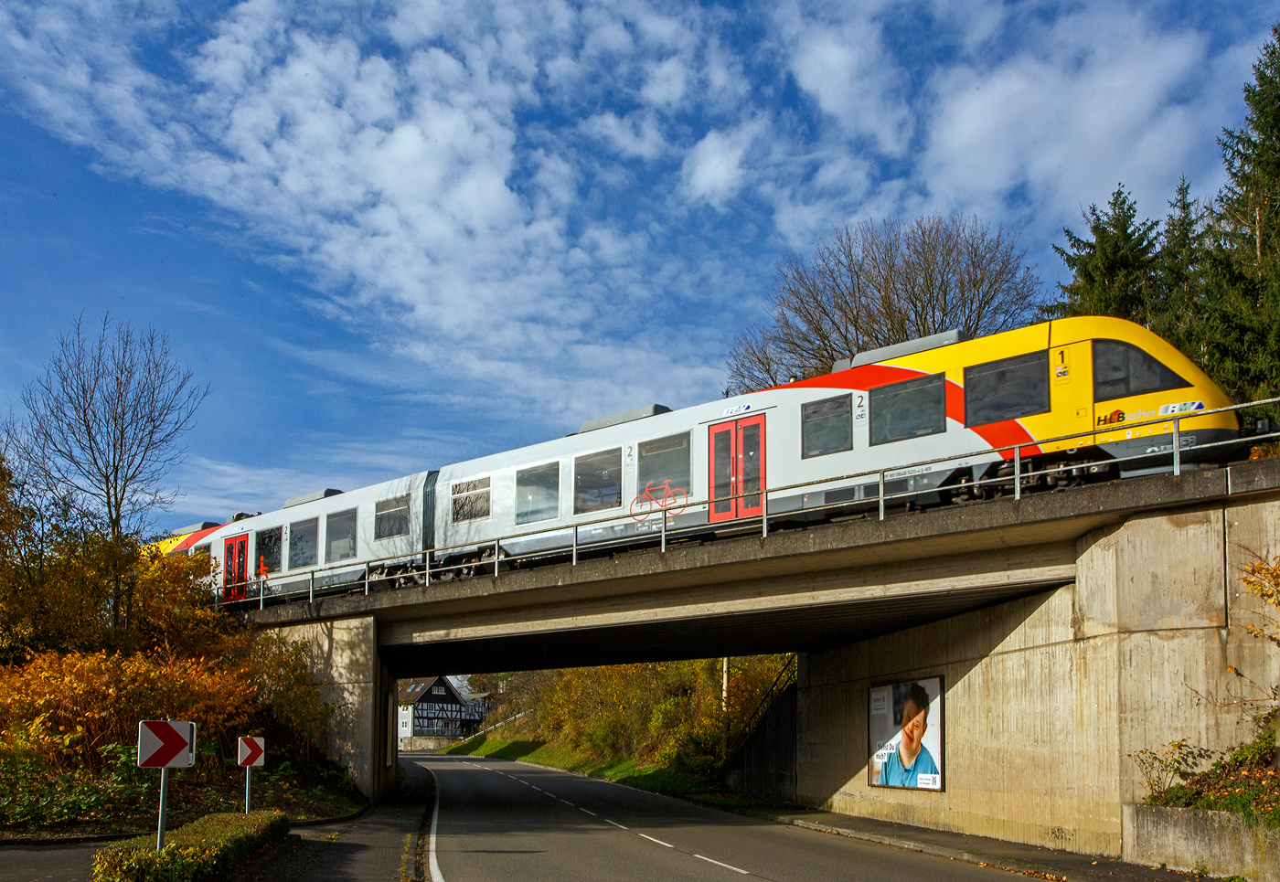 Der VT 280 (95 80 0648 020-5 D-HEB / 95 80 0648 520-4 D-HEB) ein Alstom Coradia LINT 41 der HLB (Hessische Landesbahn) fährt am 04 November 2025 bei Herdorf-Sassenroth, als RB 96  Hellertalbahn  von Neunkirchen (Kr Siegen) über Herdorf nach Betzdorf (Sieg), in Richtung Betzdorf.

Der LINT 41 wurde 2011 von ALSTOM Transport Deutschland GmbH (vormals LHB - Linke-Hofmann-Busch GmbH) in Salzgitter-Watenstedt unter der Fabriknummer 0001001600 011 gebaut und an die fahma (Fahrzeugmanagement Region Frankfurt RheinMain) geliefert, die auch der Eigentümer ist. Der VT ist auch dem BW Limburg (Lahn) zugeordnet, so fehlt ihm auch die Anschrift „3LänderBahn“.