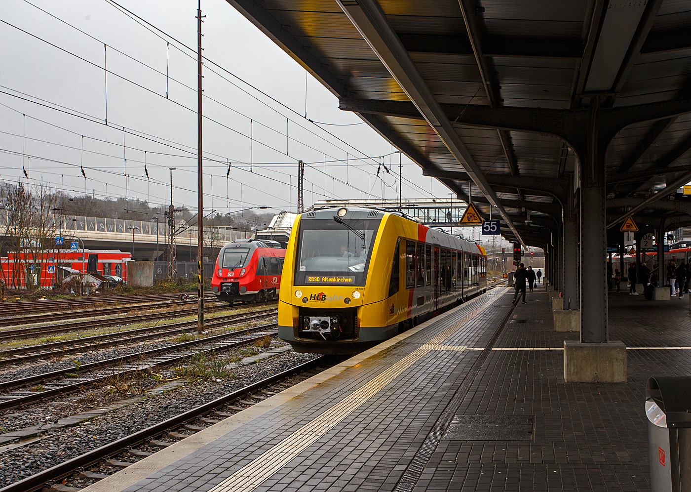 Der VT 506 (95 80 1648 106-0 D-HEB / 95 80 1648 606-9 D-HEB), ein Alstom Coradia LINT 41 der neuen Generation / neue Kopfform, der HLB (Hessische Landesbahn GmbH) steht am 29 Dezember 2023 im Hauptbahnhof Siegen auf Gleis 55, als RB 90  Westerwald-Sieg-Bahn  (Siegen - Betzdorf – Au/Sieg - Altenkirchen), zur Abfahrt bereit.