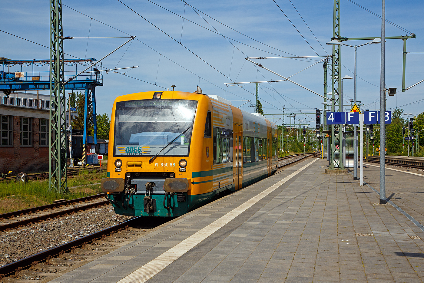 Der VT 650.88 „Parchim“ (95 80 0650 088-7 D-ODEG) der Ostdeutsche Eisenbahn GmbH (ODEG), ex PEG VT 650.53, erreicht am 16 Mai 2022, als RB 13 von Rehna, den Zielbahnhof Schwerin Hbf.

Der Stadler Regionaltriebwagen Regio-Shuttle RS1 wurde 2002 von Stadler Pankow GmbH in Berlin unter der Fabriknummer 37142 gebaut und an die Prignitzer Eisenbahn GmbH (PEG) geliefert, dessen Eigentum er wohl ist. 

F�r den Antrieb verf�gt das Fahrzeug �ber 2 MAN 6-Zylinder-Viertakt-Dieselmotore mit Direkteinspritzung vom Typ D 2866 LUH 21 mit je 257 KW (350 PS) Leistung. Die Leistungs�bertagung erfolgt hydromechanisch �ber 2 Voith-Diwabus Getriebe U 864, Die H�chstgeschwindigkeit betr�gt 120 km/h. Die Motoren haben einen Hubraum von je 12 Liter.

Die Achsanordnung ist B'B', Stadler bezeichnet sie jedoch mit Bx'By' und m�chte damit deutlich machen, dass jeder der beiden vorhandenen Motoren beim RS1 ein Drehgestell antreibt. Es gibt damit keine Gelenkwelle zwischen den beiden Drehgestellen.
