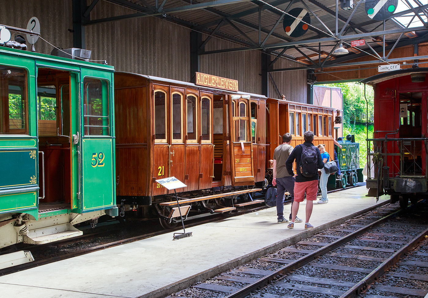 Der wunderschön aufgearbeitete zweiachsige 3.Klasse Abteilwagen mit Gepäckabteil CF²  21 der Aigle–Leysin-Bahn (AL), seit 1973 bei der Museumsbahn Blonay–Chamby hier am 27. Mai 2023 im Museum Chaulin.

Der Wagen wurde 1900 von SIG (Schweizerische Industrie-Gesellschaft) in Neuhausen am Rheinfall gebaut und an die Aigle–Leysin-Bahn (AL) geliefert.

TECHNISCHE DATEN:
Spurweite: 1.000 mm
Anzahl der Achsen: 2 (jeweils mit Bremszahnrad)
Länge über Kupplung: 5.600 mm
Länge des Wagenkastens: 4.980 mm
Breite: 2.100 mm
Achsabstand: 2.200 mm
Eigengewicht: 4.100 kg
Sitzplätze: 20 