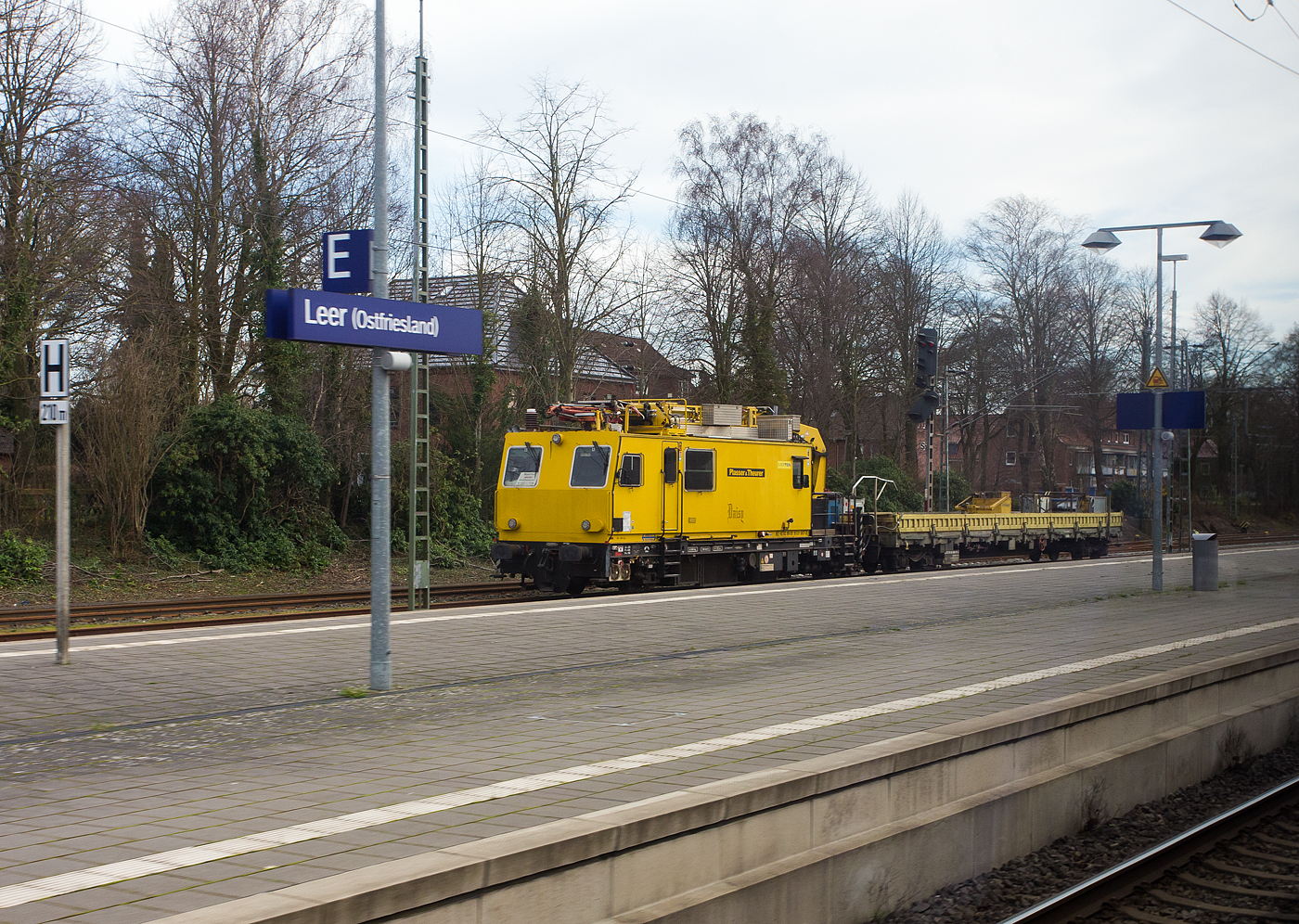 Der zweiachsige Plasser & Theurer Motorturmwagen MTW 10.272, A-ETE 99 81 9131 007-2  “Daisy”, ex 97 99 01 519 17-8, der EUROPTEN - European Trans Energy GmbH ist mit dem Wagen der Gattung Res (D- ETE 80 80 3998 001-2) am 14 M�rz 2024 im Bahnhof Leer (Ostfriesland) abgestellt. 