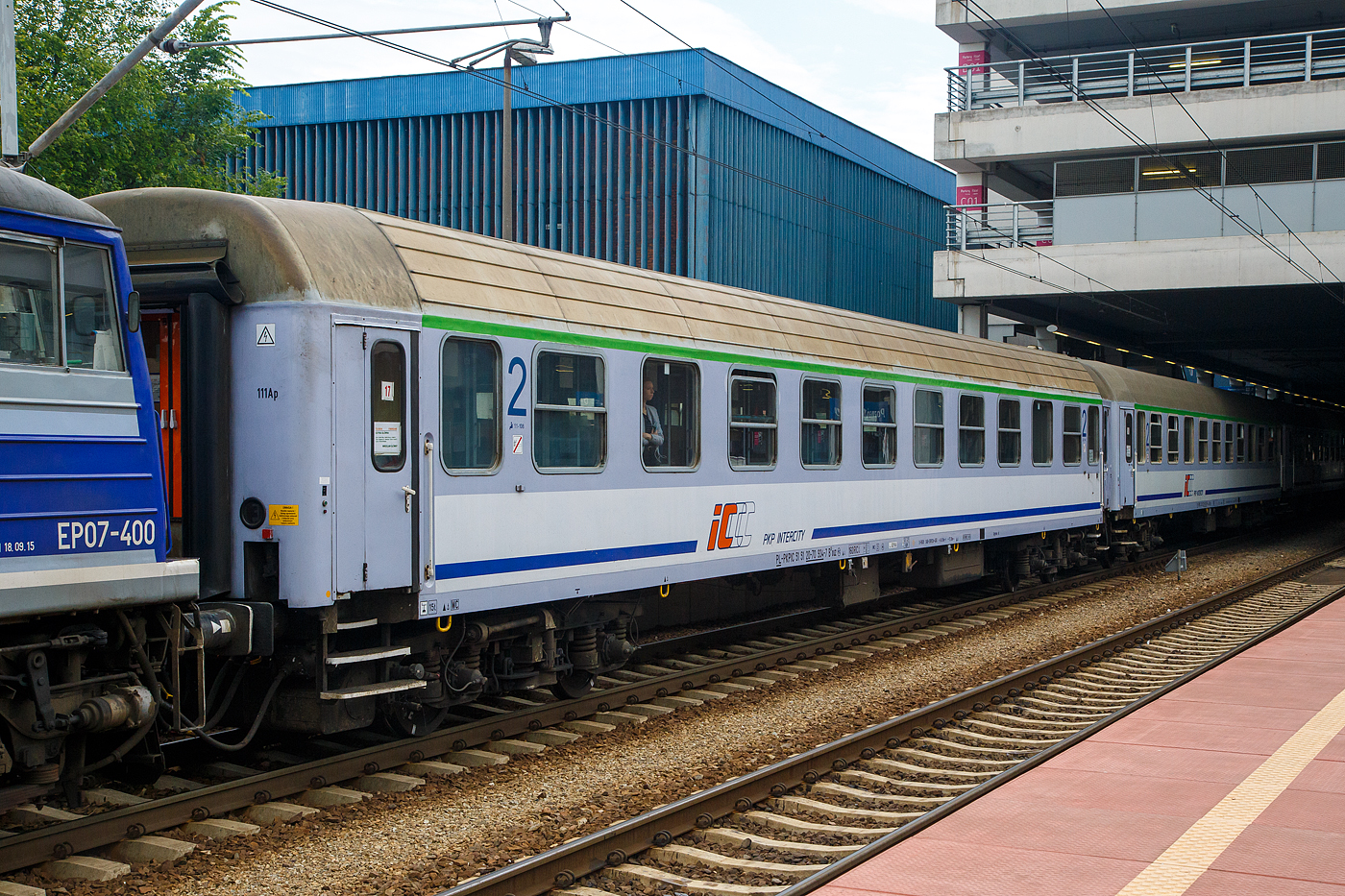 Der zweite Klasse unklimatisierte Abteilwagen (Reisezugwagen) 51 51 20-70 934-7 PL-PLKIC der Gattung B10ouz  (111Ap) der PKP Intercity am 25 Juni 2017 im Hauptbahnhof Posen (Poznań Główny), eingereiht als Wagen 17 in den TLK 56134 von Wrocław Glowna (Breslau) via Gdańsk (Danzig) nach Gdynia Glowna / Gdingen Hbf (von 1939–1945 Gotenhafen bekannt), eine Hafenstadt in der Danziger Bucht (Polen).

Diese Wagen wurden zwischen 1961/71 und1977/78 von der F.P.S.  H. Cegielski – Poznań S.A. (HCP) im polnischen Posen gebaut.

Die Zuggattung TLK - Twoje Linie Kolejowe ist die Antwort der PKP Intercity auf die steigenden Erwartungen der Fahrgäste gegenüber den Fernzügen, die von ihrem Transportunternehmen vor allem günstige Fahrkartenpreise erwarten, ein breites Sortiment an Sonderangeboten sowie eine angemessene Anzahl der Verbindungen mit Halt an Unterwegsbahnhöfen erwarten. Auf diese Weise kann der Fahrgast mit TLK günstig und bequem reisen.

Die ersten TLK Züge, die das günstige Reisen unterstützen sollten, kamen im Jahr 2005 auf die Gleise. Am 1. Januar 2011 wurde der Name der Marke geändert, von Tanie Linie Kolejowe (deutsch: Billige Bahnstrecke) in Twoje Linie Kolejowe (deutsch: Deine Bahnstrecke), ab dem 19. März 2013 wurde, um den Reisenden höheren Komfort bieten zu können, die vollständige Platzreservierung in allen Wagen der Züge TLK eingeführt (der Preis für die „Platzreservierung” ist im Ticketpreis inbegriffen).

Die Reisezugwagen der Gattung B10ouz (111A) haben 10 Abteile á 8 Sitzplätze.

TECHNISCHE DATEN:
Länge über Puffer: 24.400 mm
Drehzapfenabstand: 17.200 mm
Leergewicht: 42 t
Höchstgeschwindigkeit: 160 km/h
Sitzplätze: 80 (in 10 Abteilen)
Toiletten: 2
Zulassungen: RIC 
