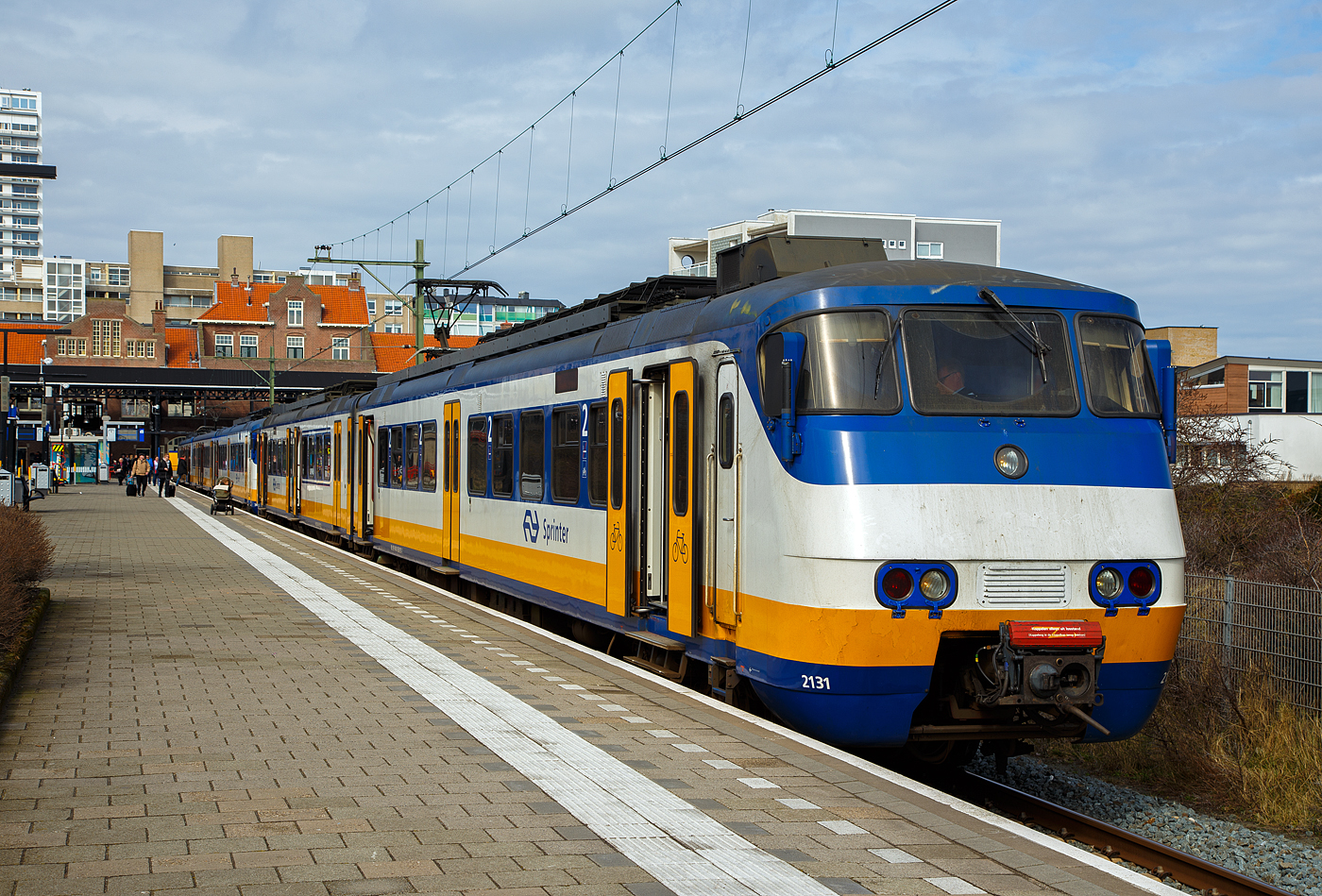 Der zweiteilige NS Sprinter SGMm 2131 (auch Plan Y oder Mat ’74 bekannt), gekuppelt mit dem dreiteiligen SGMm 2967 stehen am 31 M�rz 2018 im Bahnhof Zandvoort aan Zee f�r die Abfahrt nach Amsterdam Centraal bereit.

Die Stadsgewestelijk Materieel (SGM) oder Sprinter (auch Plan Y und Mat ’74) waren elektrische Triebz�ge f�r den Nahverkehr in den Niederlanden. Zwischen 1975 und 1980 baute die Waggonfabrik Talbot in Aachen 75 zweiteilige Z�ge f�r die Nederlandse Spoorwegen (NS). 1983 wurden 45 Z�ge mit einem Mittelwagen verl�ngert und 15 dreiteilige ET neu gebaut. Von 2003 bis 2009 wurden die Sprinter von Bombardier modernisiert und erhielten die Bezeichnung SGMm.

Vorserie:
Um 1970 planten die NS eine st�rkere Trennung der Zugkategorien Stoptrein und Intercity. F�r die kurzen Haltabst�nde des Stoptrein waren die Mat ’64 nicht mehr ausreichend. Stattdessen wurden neue Elektrotriebz�ge mit vielen T�ren und guter Beschleunigung ben�tigt. Daher erhielt Talbot 1972 den Auftrag, 15 Zweiwagenz�ge eines derartigen Typs zu liefern. Zulieferer waren die SIG f�r die Drehgestelle und Holec f�r die elektrische Ausr�stung.

Alle Achsen der Triebz�ge wurden mit 160 kW leistenden Motoren angetrieben, sodass die Z�ge in 72 Sekunden auf ihre H�chstgeschwindigkeit von 120 km/h beschleunigen konnten. Es gab keinen �bergang zwischen den beiden Wagen und keine Toiletten.

Serie: 
Zwischen 1978 und 1980 wurde eine Serie von 60 zweiteiligen Elektrotriebz�ge geliefert. Diese Z�ge erhielten einen Durchgang zwischen beiden Teilen und eine Toilette. 

1983 wurden 45 antriebslose Mittelwagen gefertigt und in 45 ET der neuen Serie. Die Mittelwagen hatten nur zwei T�ren pro Seite statt drei wie die Endwagen. Im gleichen Jahr wurden noch 15 dreiteilige Elektrotriebz�ge in der gleichen Ausf�hrung gebaut und geliefert.

Nach �ber zwanzig Jahren Betrieb begann im Sommer 2003 ein Modernisierungsprogramm f�r die Fahrzeuge. Bis 2009 wurden alle Z�ge grundlegend �berholt. Alle Mittelwagen erhielten eine zus�tzliche T�r in der Wagenmitte und die Zweiwagenz�ge der Probeserie wurden durchg�ngig begehbar umgebaut. Der Innenraum wurde �berarbeitet und erhielt eine Klimatisierung und ein Fahrgastinformationssystem. Die Z�ge erhielten die blau-wei�e Lackierung, die seitdem alle Sprinter-Z�ge erhalten.

Mit der Inbetriebnahme der SNG in gro�er Zahl wurden die SGM von 2018 bis 2021 vollst�ndig ausgemustert. Der Zweiwagenzug 2133 blieb im Eisenbahnmuseum in Utrecht erhalten. Die �brigen Fahrzeuge wurden im Technik Centrum Eindhoven ausgeschlachtet.

TECHNISCHE DATEN
Nummerierung (nach Umbau): 21xx (Zweiteiler), 29xx (Dreiteiler)
Anzahl: 90
Hersteller: 	Talbot, SIG, Holec
Baujahre: 	1975–1983
Ausmusterung: 2018–2021
Spurweite: 	1.435 mm (Normalspur)
Achsformel: Bo‘Bo‘+Bo‘Bo‘ bzw.  Bo‘Bo‘(+2‘2‘)+Bo‘Bo‘
L�nge �ber Kupplung: 52 292 mm bzw. 78 692 mm
Breite: 2 800 mm
Leergewicht: 106 t bzw. 142 t
H�chstgeschwindigkeit: 120 km/h
Dauerleistung: 1.280 kW (8�160 kW)
Treibraddurchmesser: 	950 mm
Stromsystem: 1,5 kV = (Gleichstrom)
Kupplungstyp: Scharfenberg
Sitzpl�tze (nach Umbau) in der 1. Klasse: 24 bzw.  36
Sitzpl�tze (nach Umbau) in der 2. Klasse: 80 bzw. 128
Klappsitze: 38 bzw. 58 
