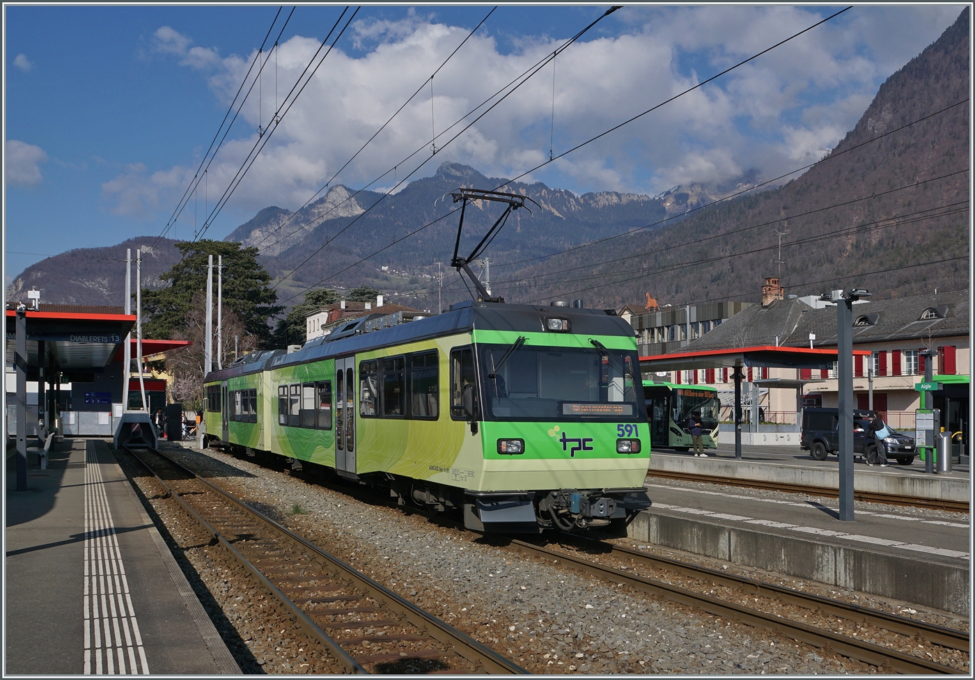 DerTPC Beh 4/8 591 ist von Les Diablerets kommend in Aigle angekommen und bleibt nun für die in einer knappen Stunde geplanten Rückfahrt nach Les Dialerets hier stehen. 

17. Feb. 2024