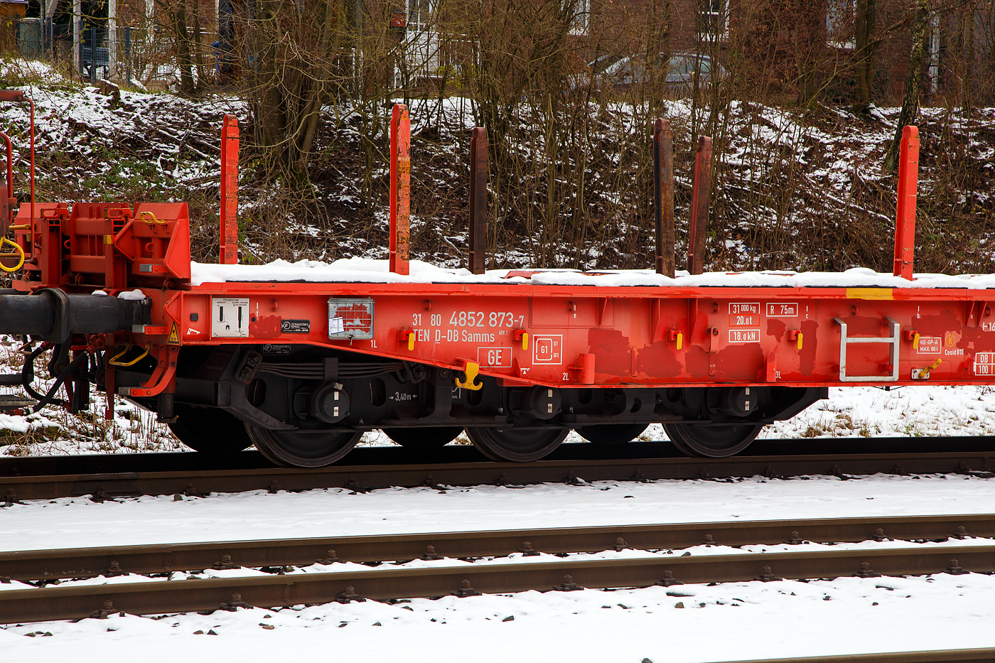 Detailbild von dem...
Sechsachsiger Drehgestell-Flachwagen, mit Rungen, Stirnwandklappen und klappbaren Ladeschwellen, jedoch ohne Seitenwandklappen, 31 80 4852 873-7 D-DB, der Gattung Samms 489.1, der DB Cargo AG, abgestellt am 23.01.2013  im Zugverband, auf dem KSW Rbf in Herdorf (Betriebsstätte Freien Grunder Eisenbahn - NE 447).

Der Wagen wurde 2018 von Tatravagonka a.s. in Poprad (Slowakei) gebaut. Zusammen mit Stahlkunden entwickelt die DB Schenker im Jahre 2007 einen neuen Flachwagen, der auf die Bedürfnisse der Branche noch besser eingeht. Gebaut wurden sie von dem slowakischen Hersteller Tatravagonka Poprad.
