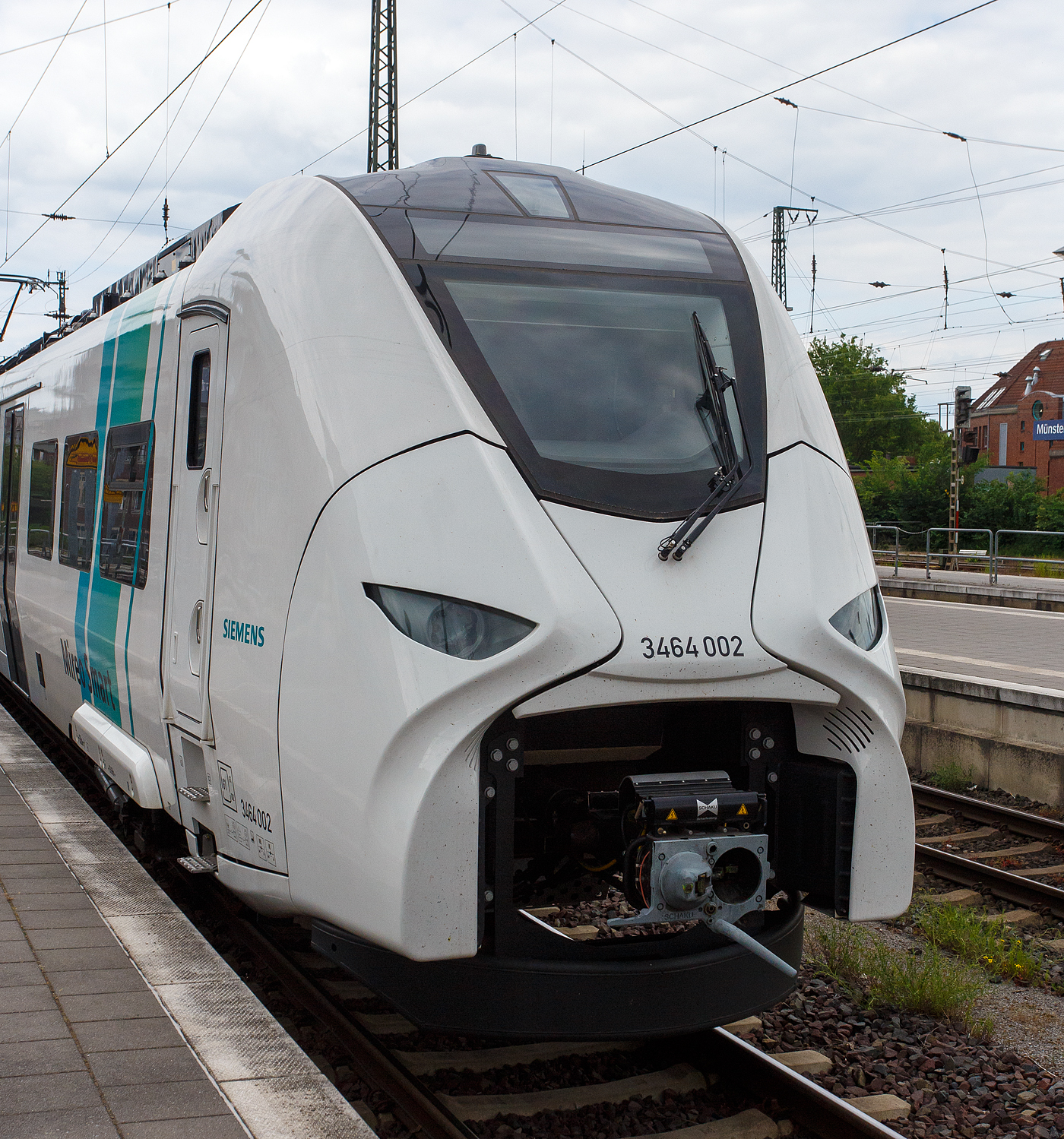 Detailbild des dreiteiligen Siemens Mireo Smart 3464 002 / 3464 202 / 3464 102 (94 80 3464 002-9 D- SIEAG / 94 80 3464 202-5 D-SIEAG /94 80 3464 102-7 D-SIEAG) der Siemens Mobility GmbH, der am 20 Mai 2025 durch den Hauptbahnhof Münster (Westfalen) in nördlicher Richtung fuhr.