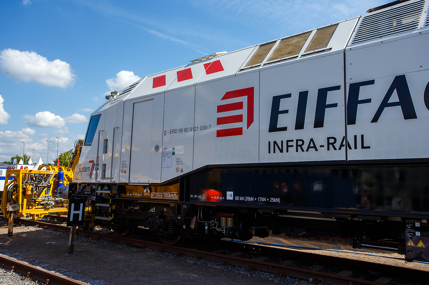 Detailbild der Universal-Stopfmaschine / Stopfroboter (Universal Tamping Robot 4.0) – S7-PLS-16.4.0 der Eiffage Infra-Rail GmbH (Herne) präsentiert, vom Hersteller SYSTEM7 railtechnology GMBH aus Laakirchen (Österreich), auf der 29. Internationale Ausstellung Fahrwegtechnik 2025 (iaf) in Münster (hier am 20 Mai 2025). Die Maschine ist in der Variante 1, mit 16-Pickel Weichenstopf-Split-Head-Aggregate, großer Werkstattraum/Sozialraum, ohne Kehreinrichtung, ausgeführt.